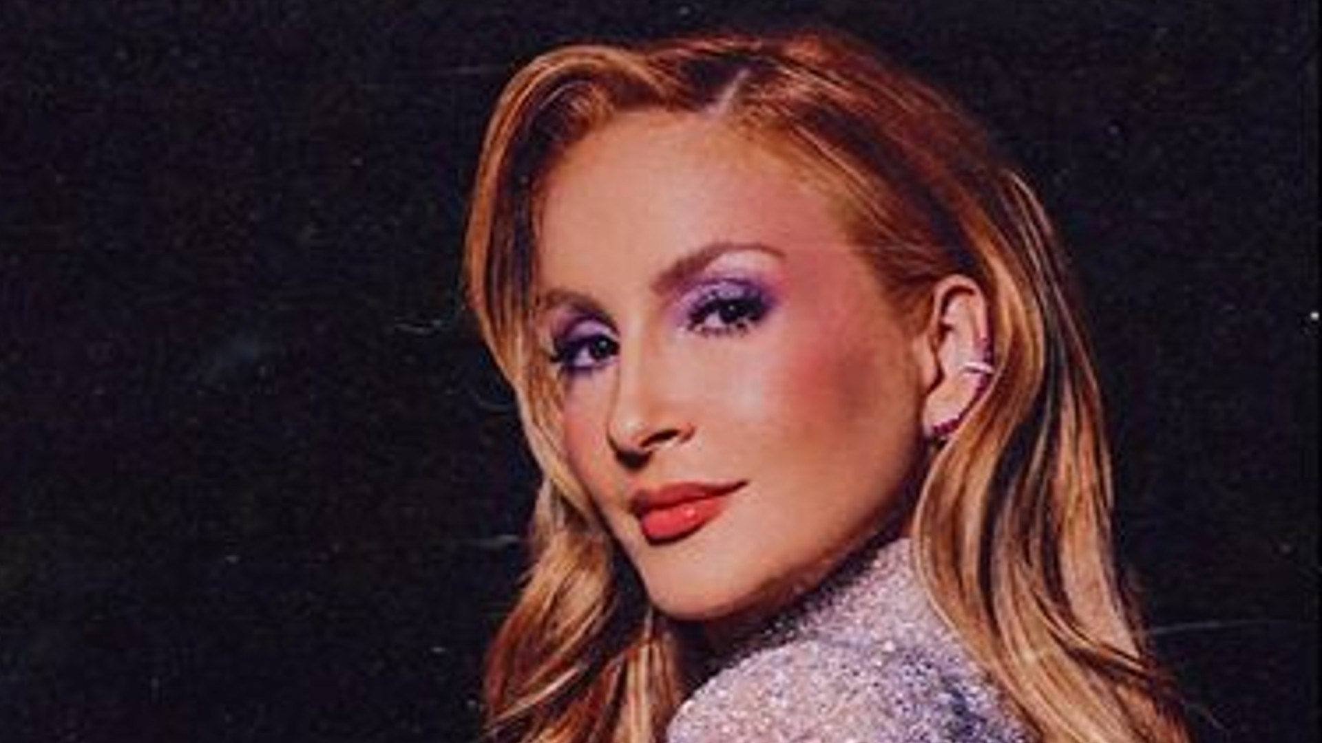 Cláudia Leitte se destaca em festa de Halloween após ser a única a ir sem fantasia