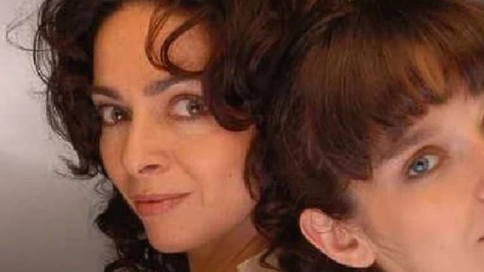Claudia Ohana surge em clique raro ao lado da filha e semelhança impressiona: “Sua cópia”