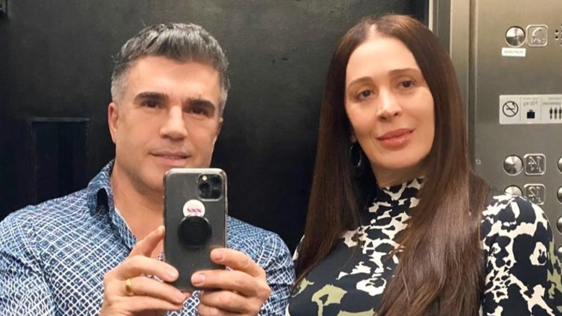 Grávida, Claudia Raia mostra barriga em foto no espelho com o marido, Jarbas Homem de Mello