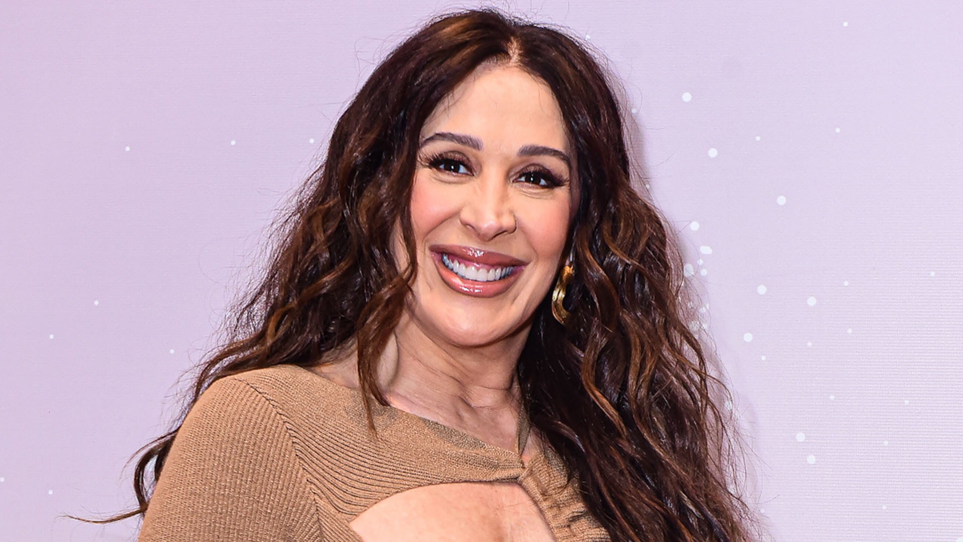 Grávida, Claudia Raia exibe o barrigão em look com recortes estratégicos