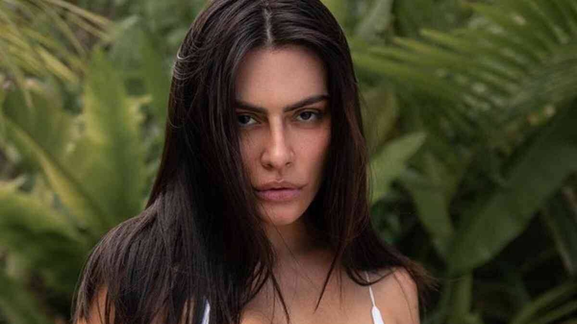Cleo dá beijão no marido em cachoeira e enaltece entidade das águas