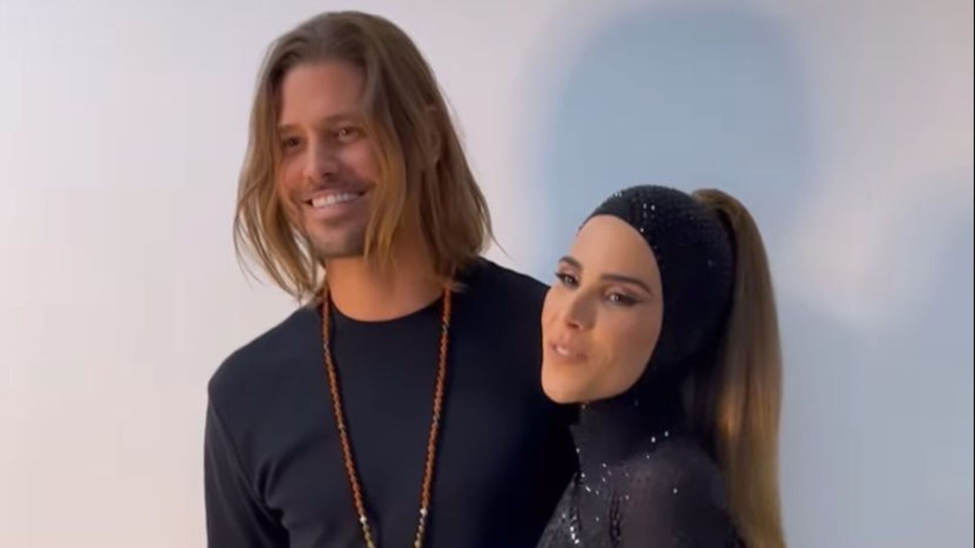 Dado Dolabella e Wanessa Camargo posam juntos pela primeira vez nos bastidores de show