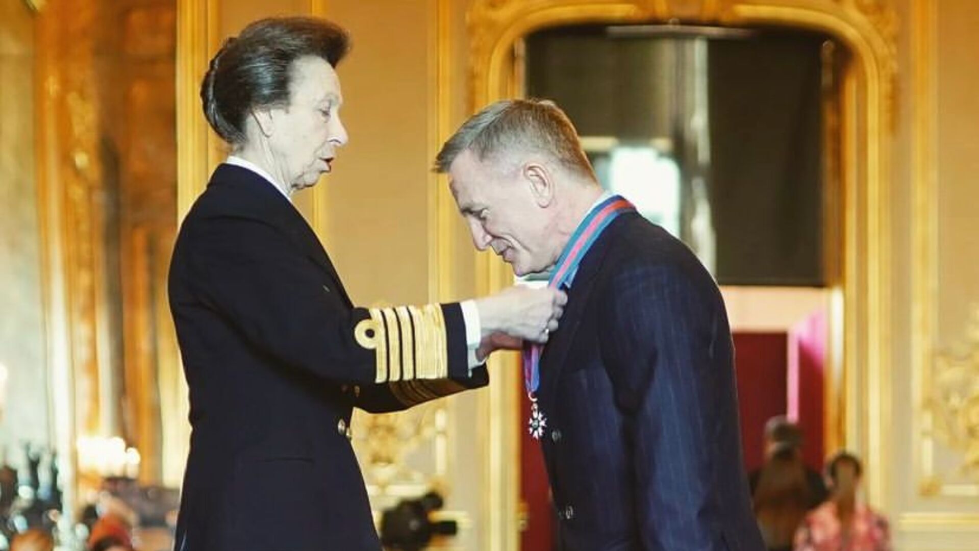Daniel Craig é condecorado pela Princesa Anne no Castelo de Windsor
