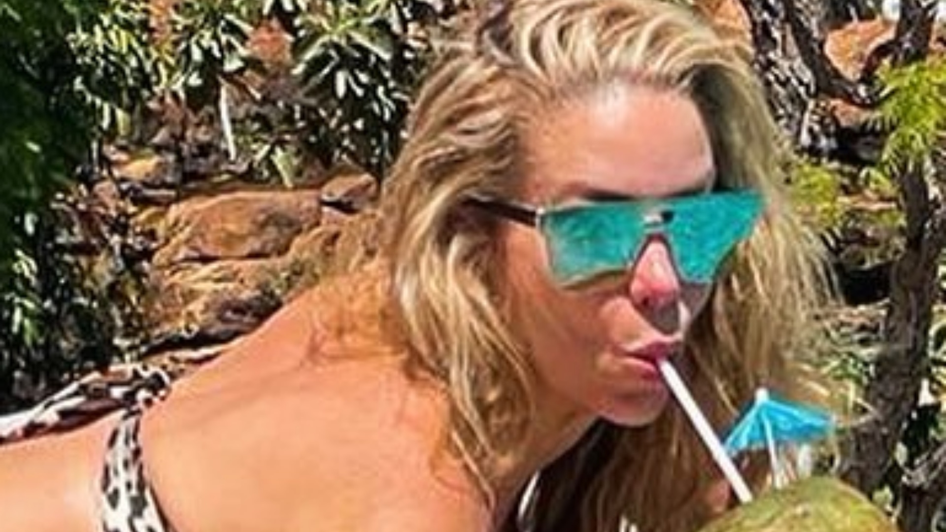 Aos 48 anos, Danielle Winits ostenta corpaço ao surgir de biquíni fio-dental: “Maravilhosa”