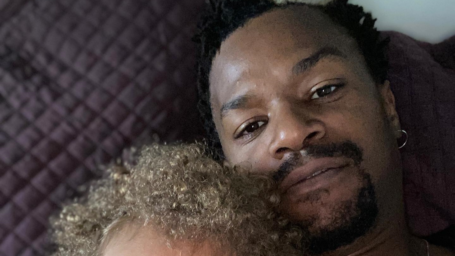 Filha de David Junior rouba a cena ao surgir fazendo caras e bocas ao lado do pai: “Lindos”