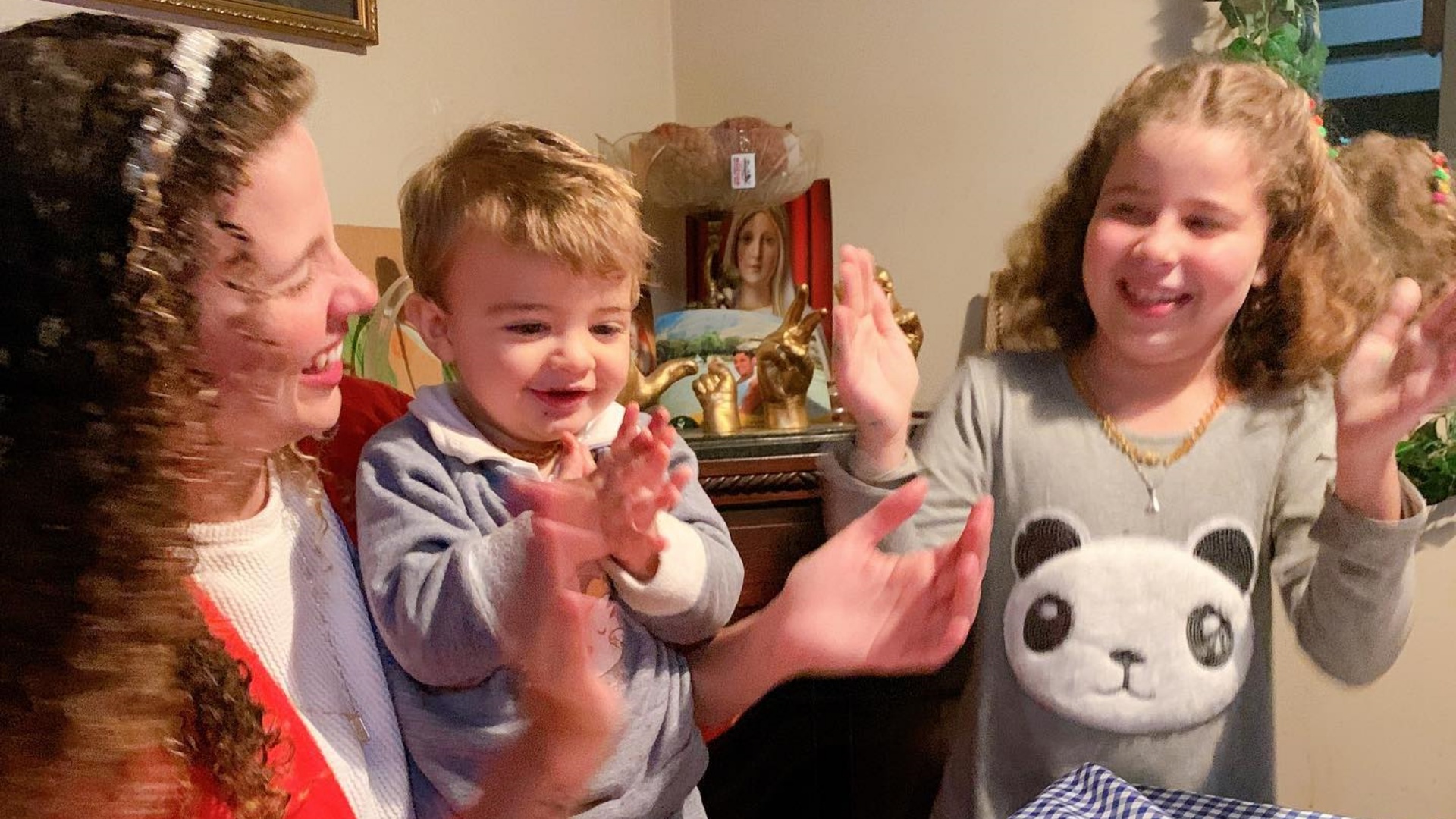 Com ‘bolo’ diferente, Debby Lagranha comemora aniversário de 31 anos ao lado dos filhos