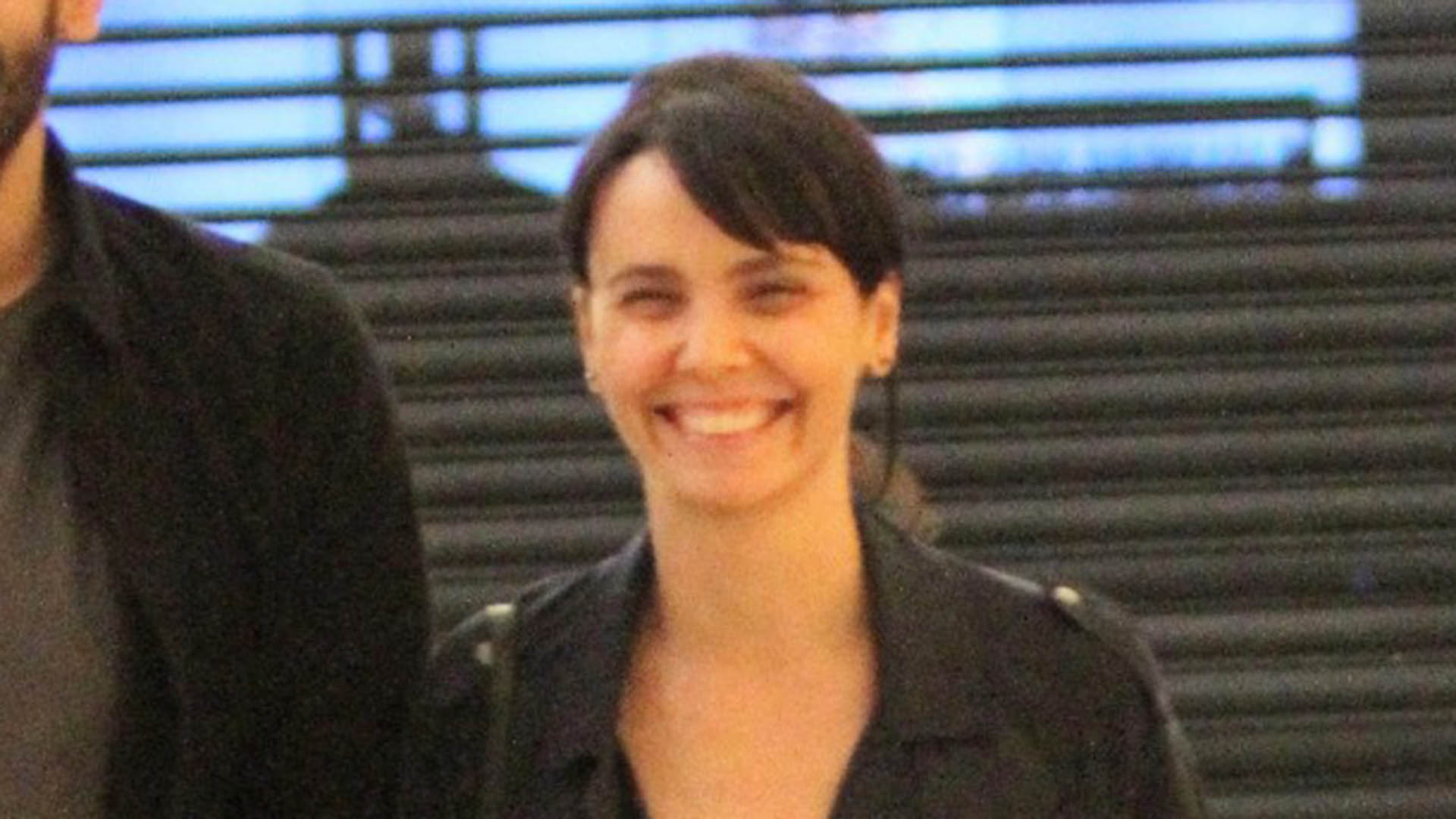 Débora Falabella faz rara aparição com o namorado em noite no restaurante