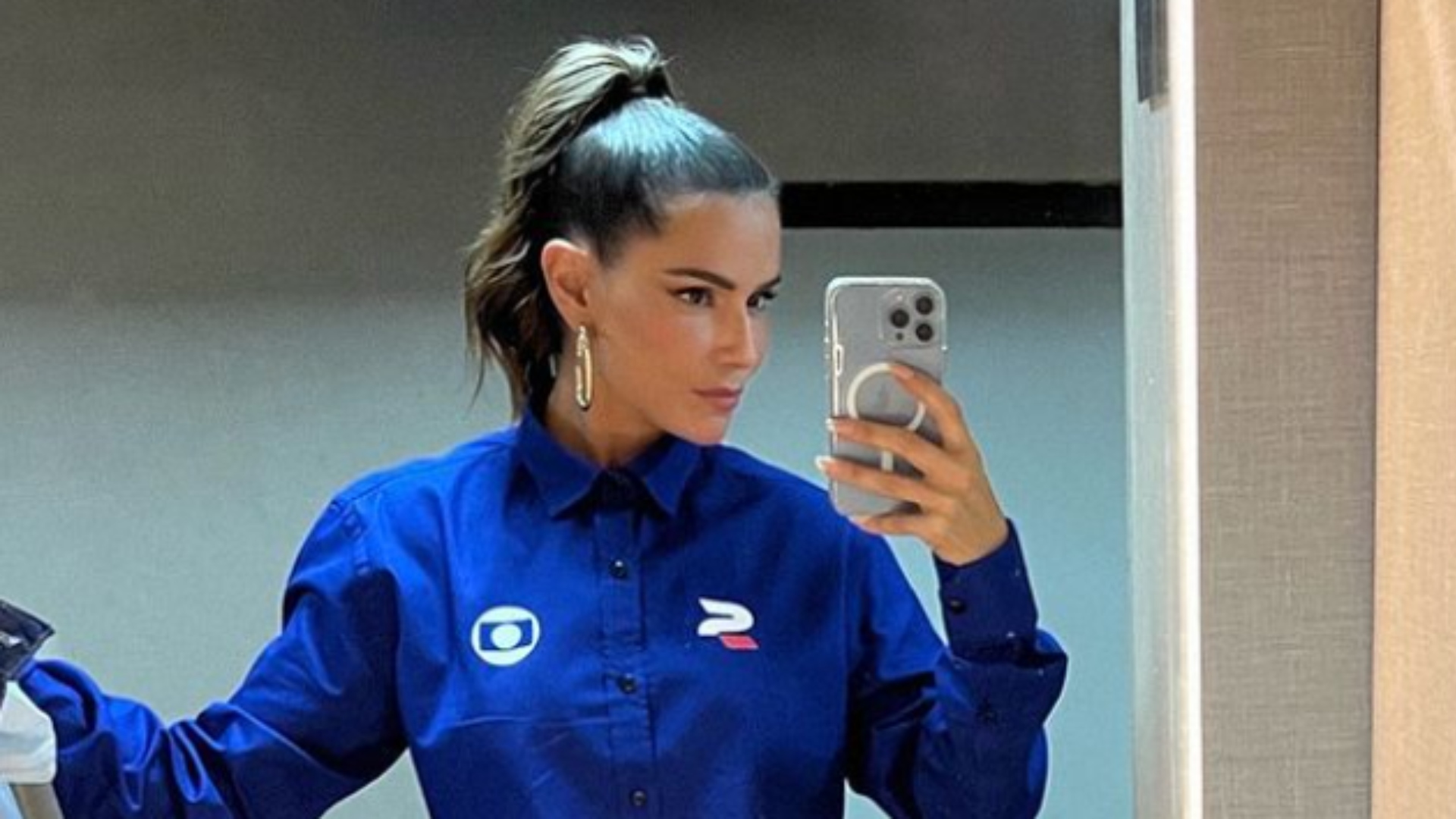 Deborah Secco cria cropped com uniforme do SporTV