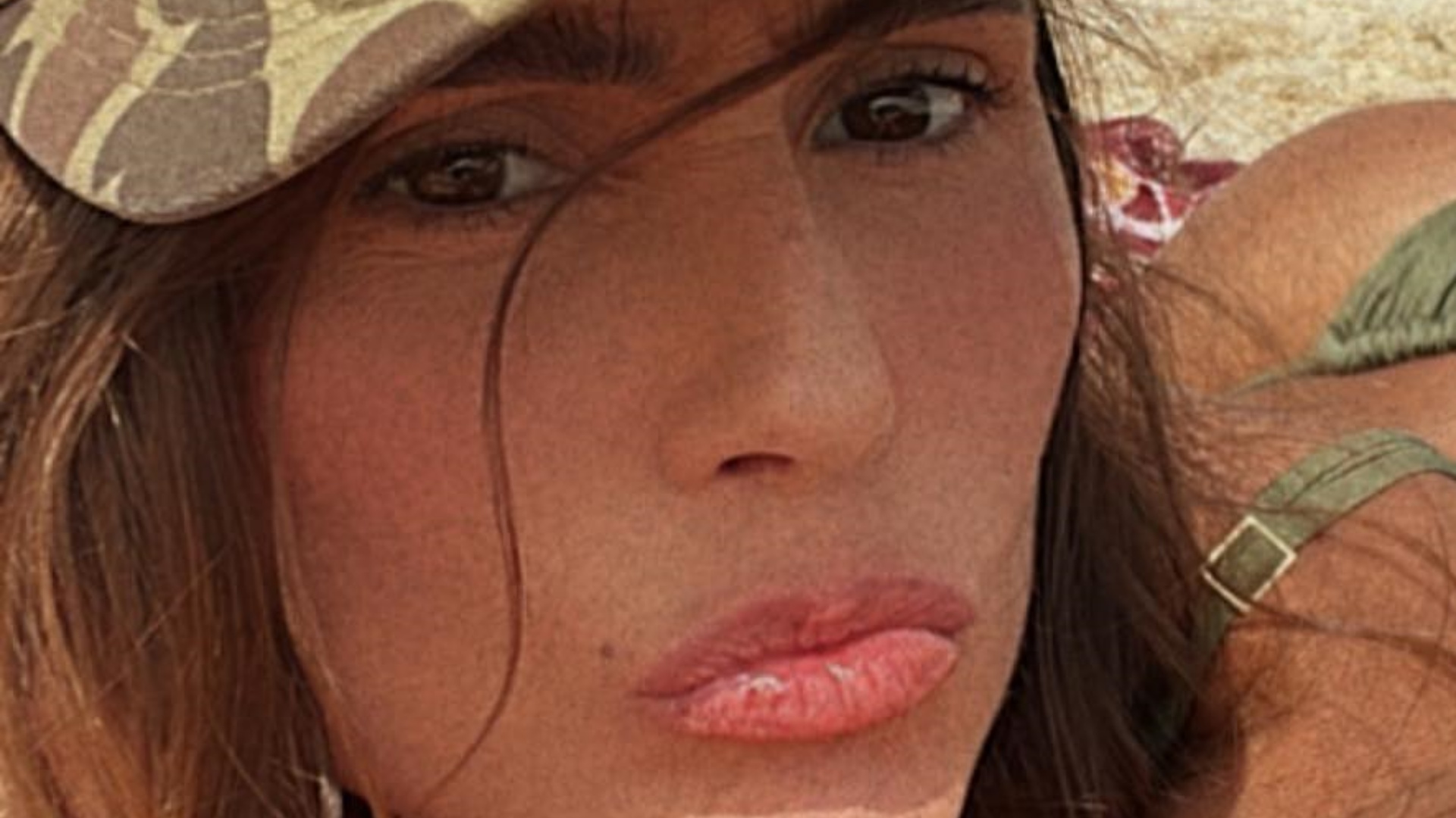 De biquíni fio-dental, Deborah Secco empina o bumbum em dia de praia: “Deusa”