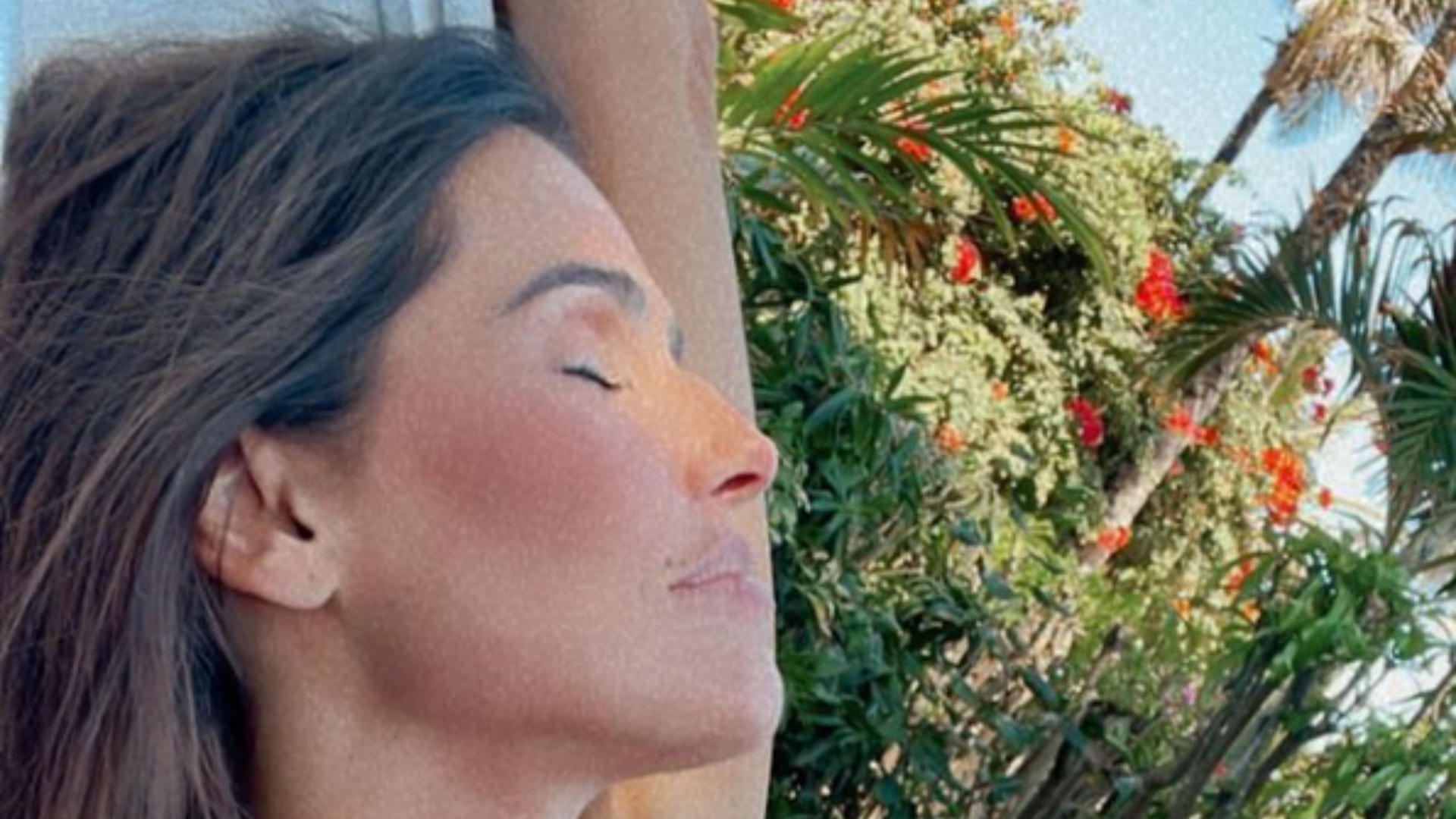 Deborah Secco encanta internet com fotos de final de semana em família