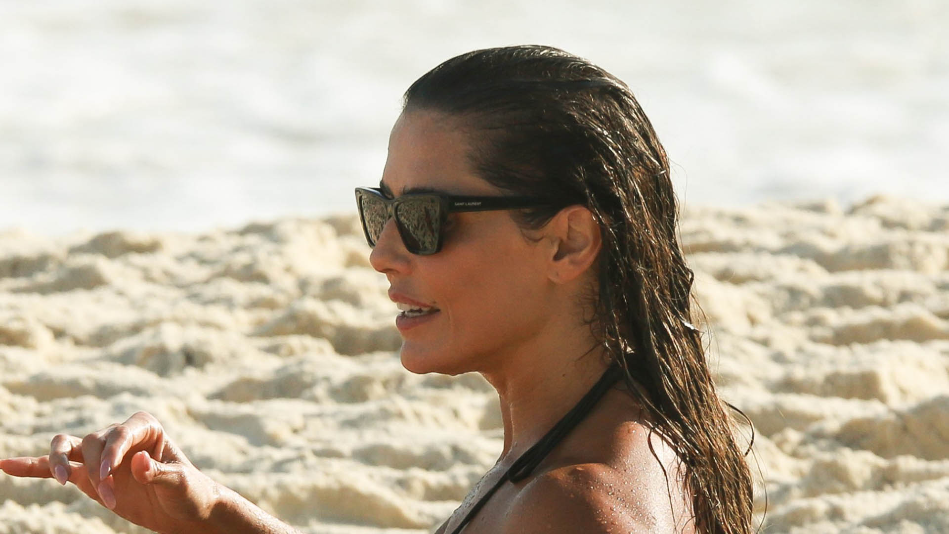 Deborah Secco surge com biquíni mínimo ao renovar o bronzeado ao ar livre