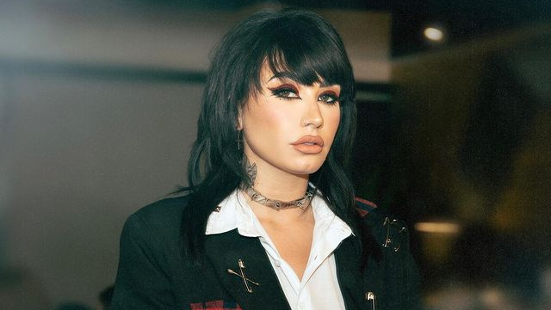Demi Lovato contrata funcionário para fazer hambúrgueres na fila de show