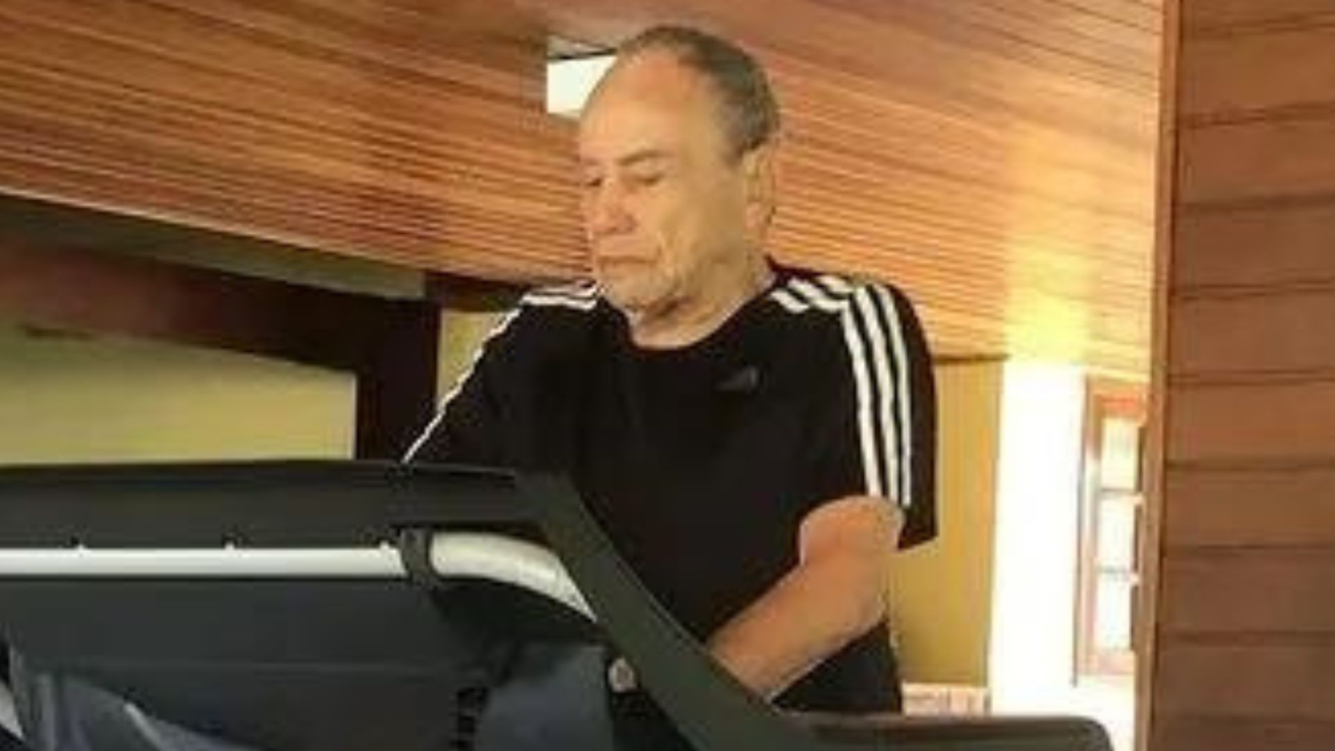 Aos 90 anos, Stênio Garcia luta contra as sequelas da Covid-19: “As pernas ficam bambas!”