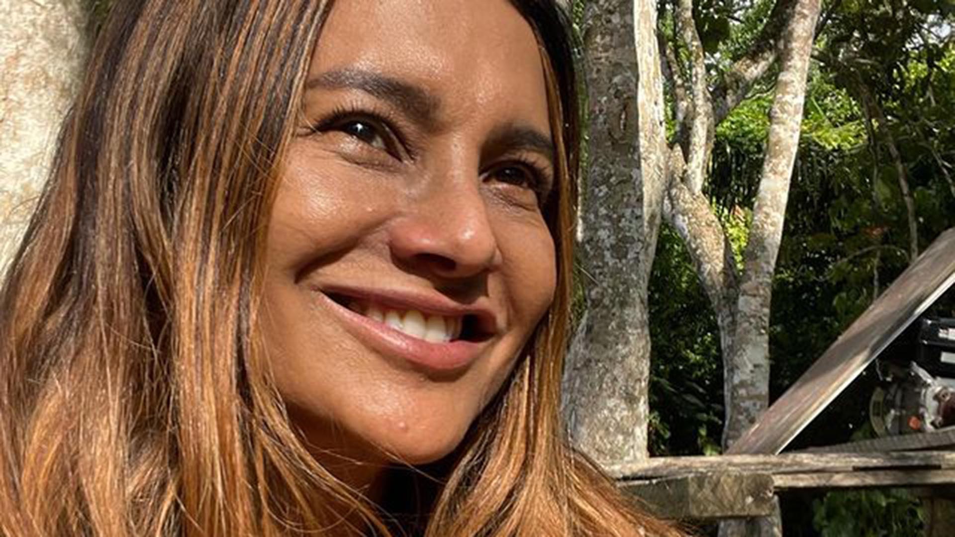 Dira Paes celebra os 17 anos de união com o marido, Pablo Baião