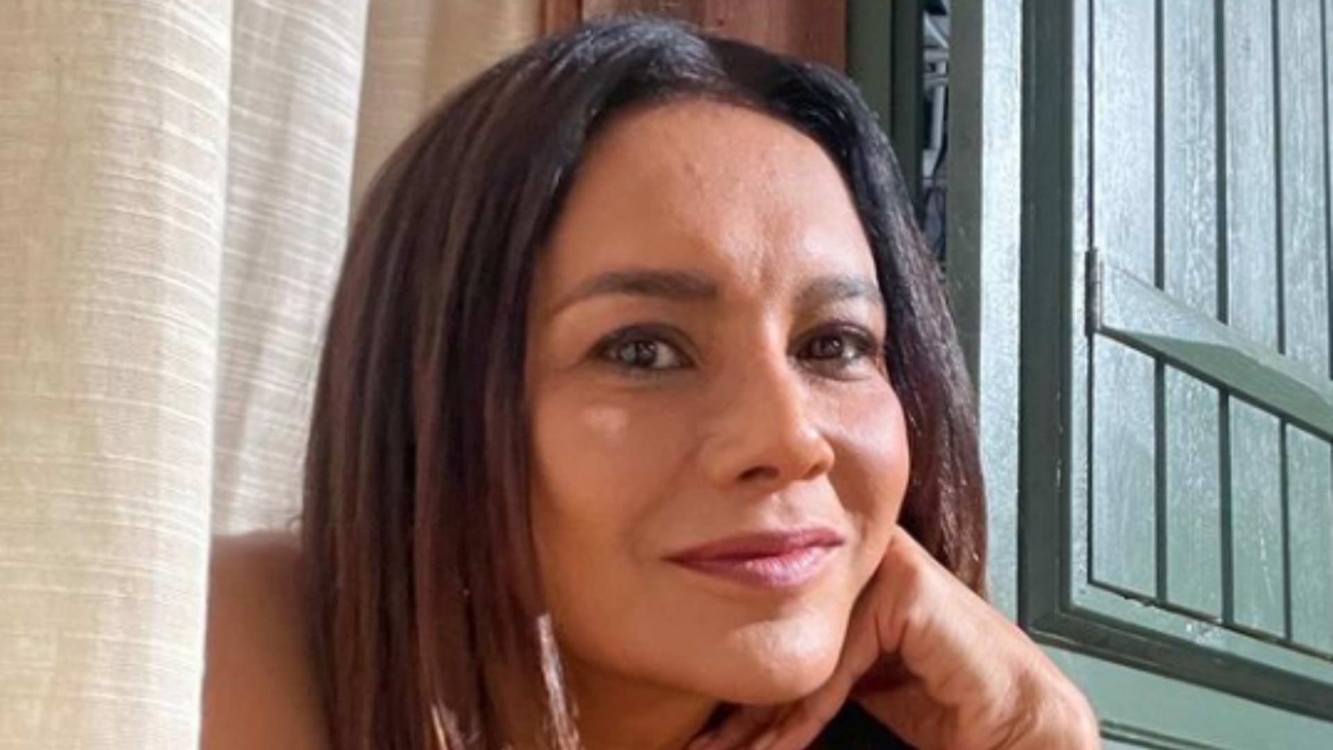 Dira Paes arranca elogios em fotos esperando começo de novela: ‘Belíssima’