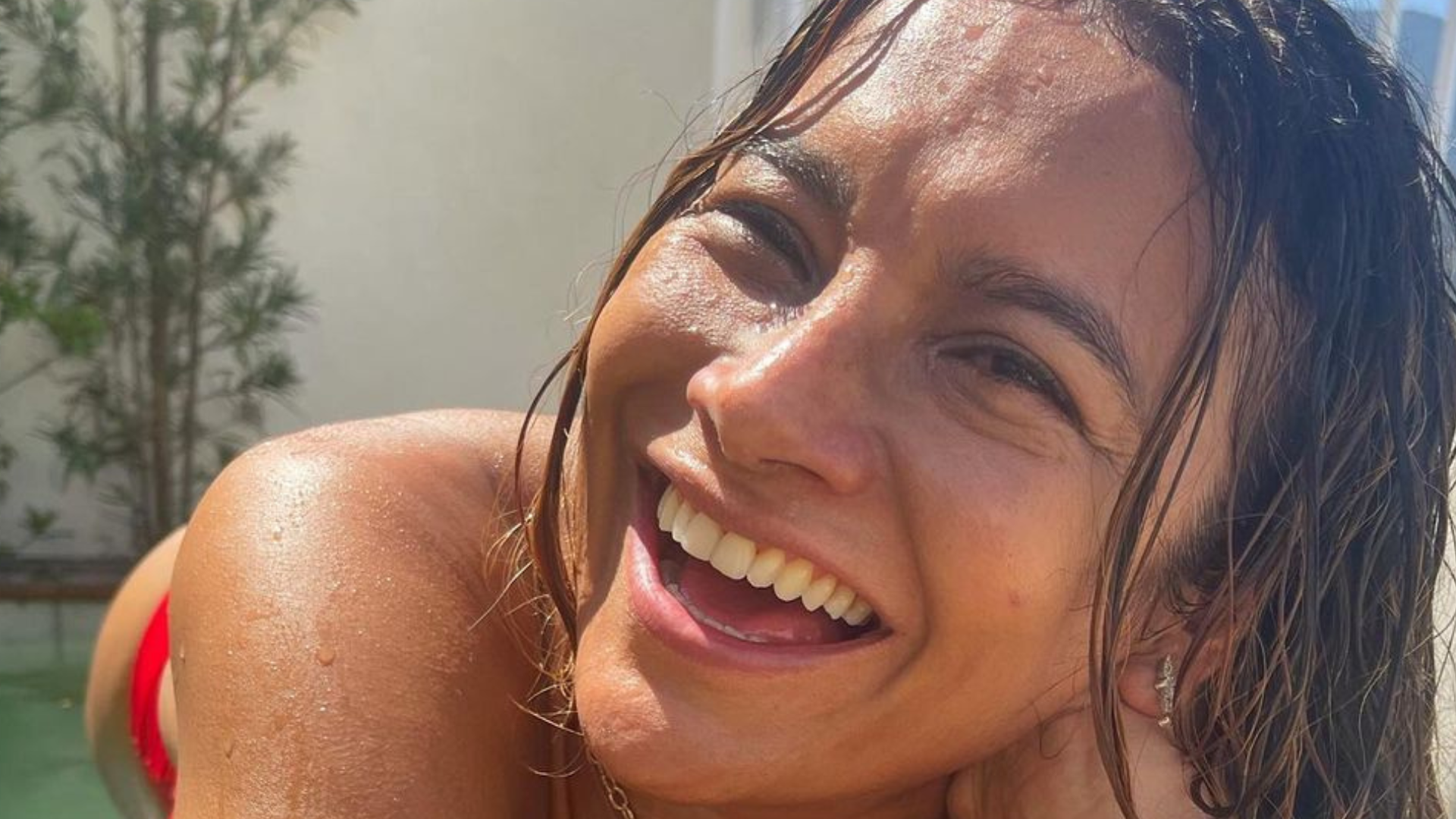 Dira Paes aproveita dia na piscina e arrasa coração dos seguidores