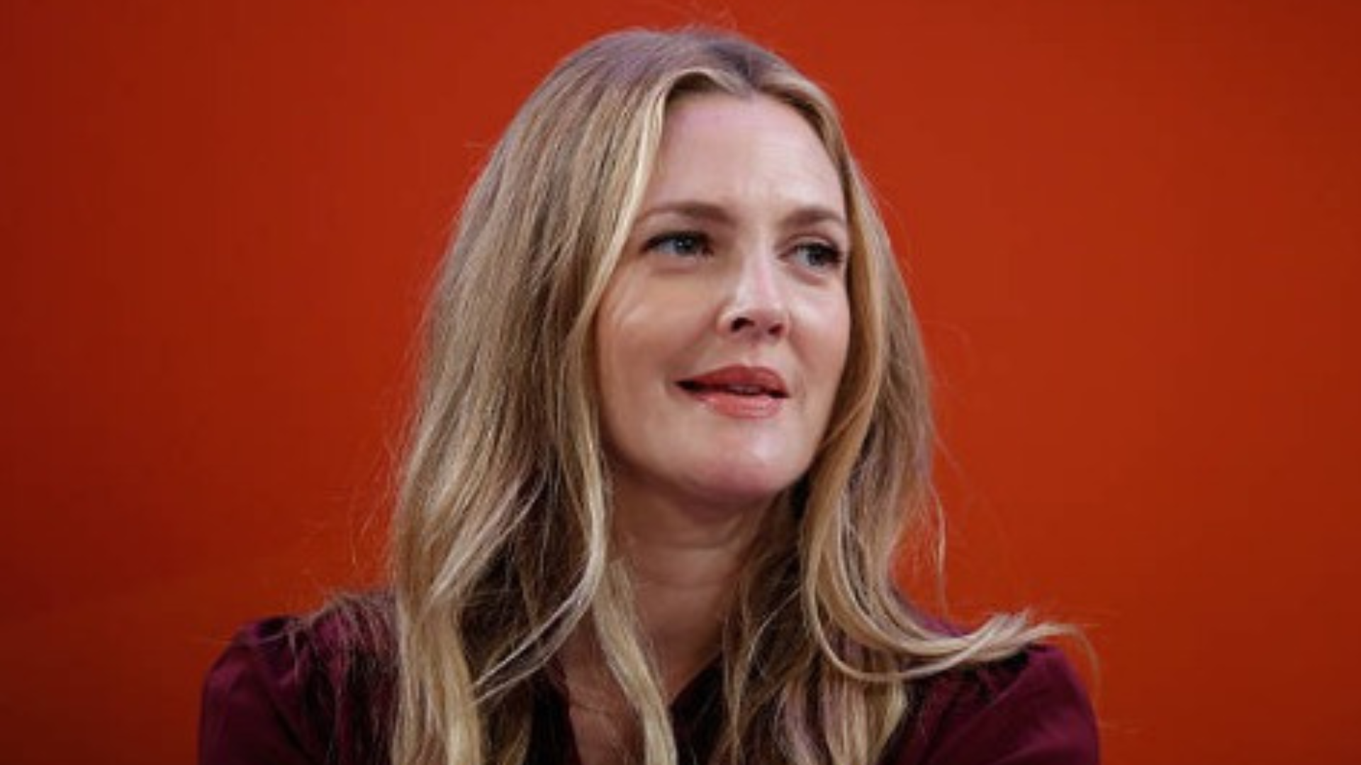 Drew Barrymore revela que nunca fez plástica e desabafa: “Não quero lutar contra a natureza!”