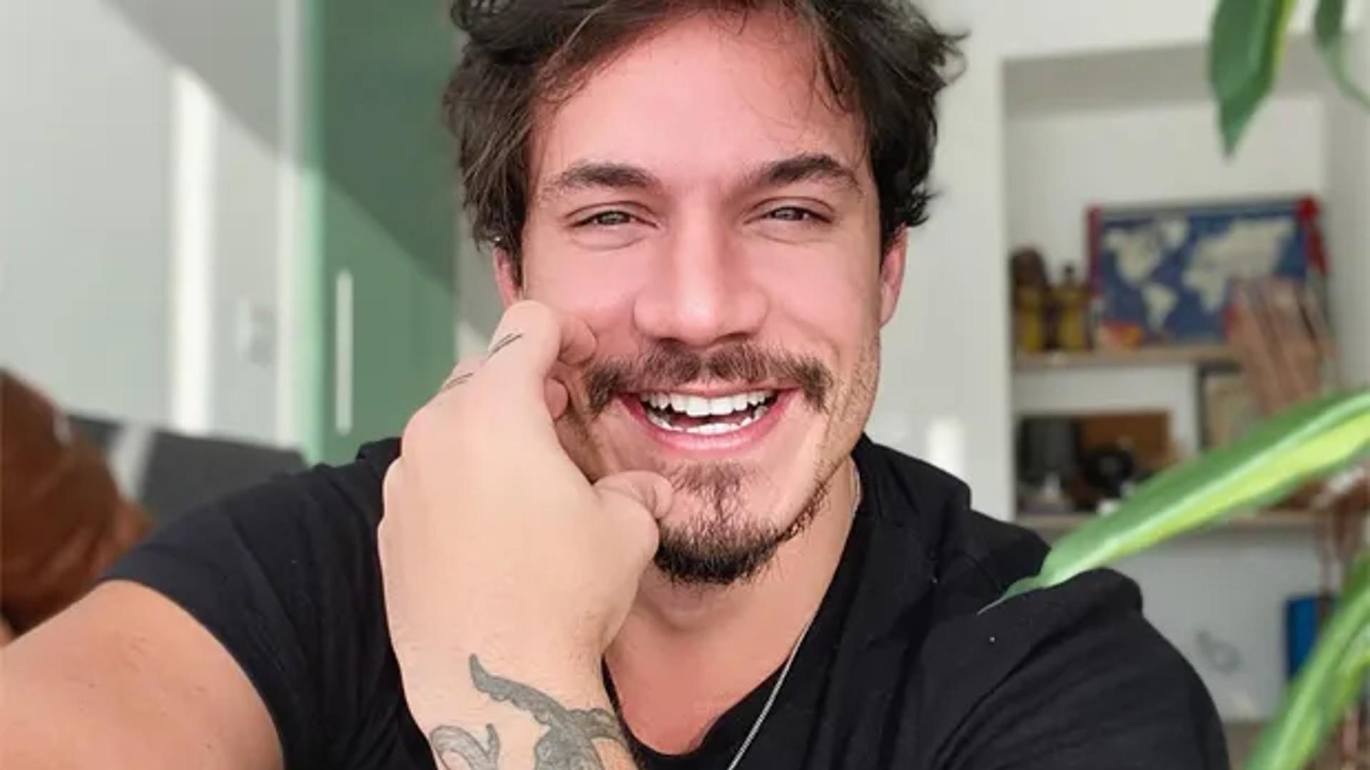 Eliezer mostra início da preparação para o quarto de sua primeira filha com Viih Tube