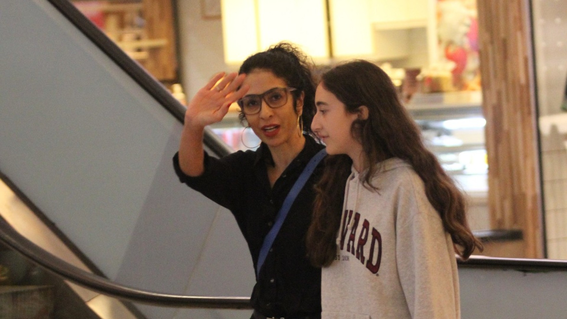 Em aparição rara, Marisa Monte faz compras com a filha em shopping do Rio de Janeiro