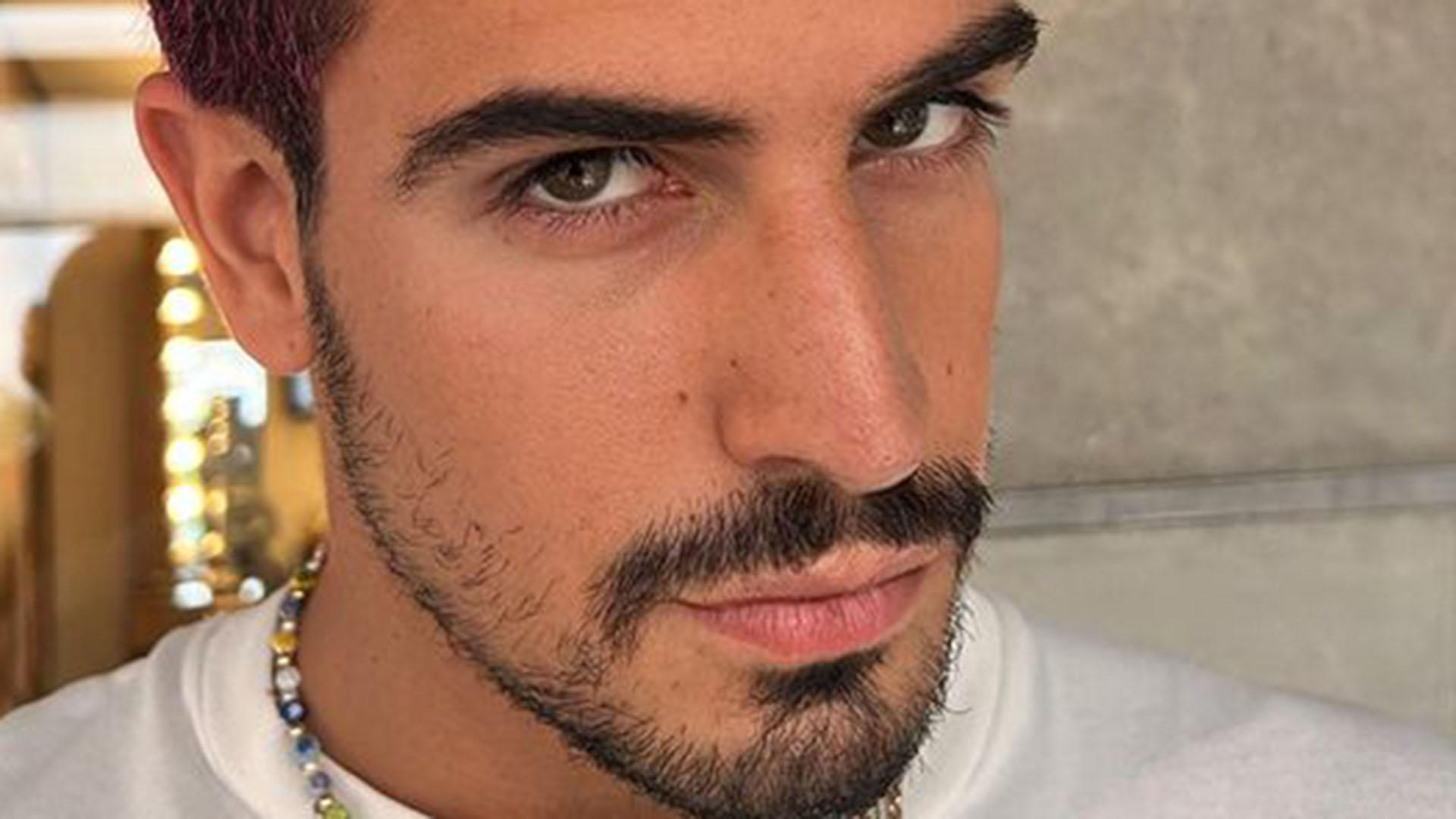 Enzo Celulari dá adeus ao cabelo platinado e surge com nova cor nos fios