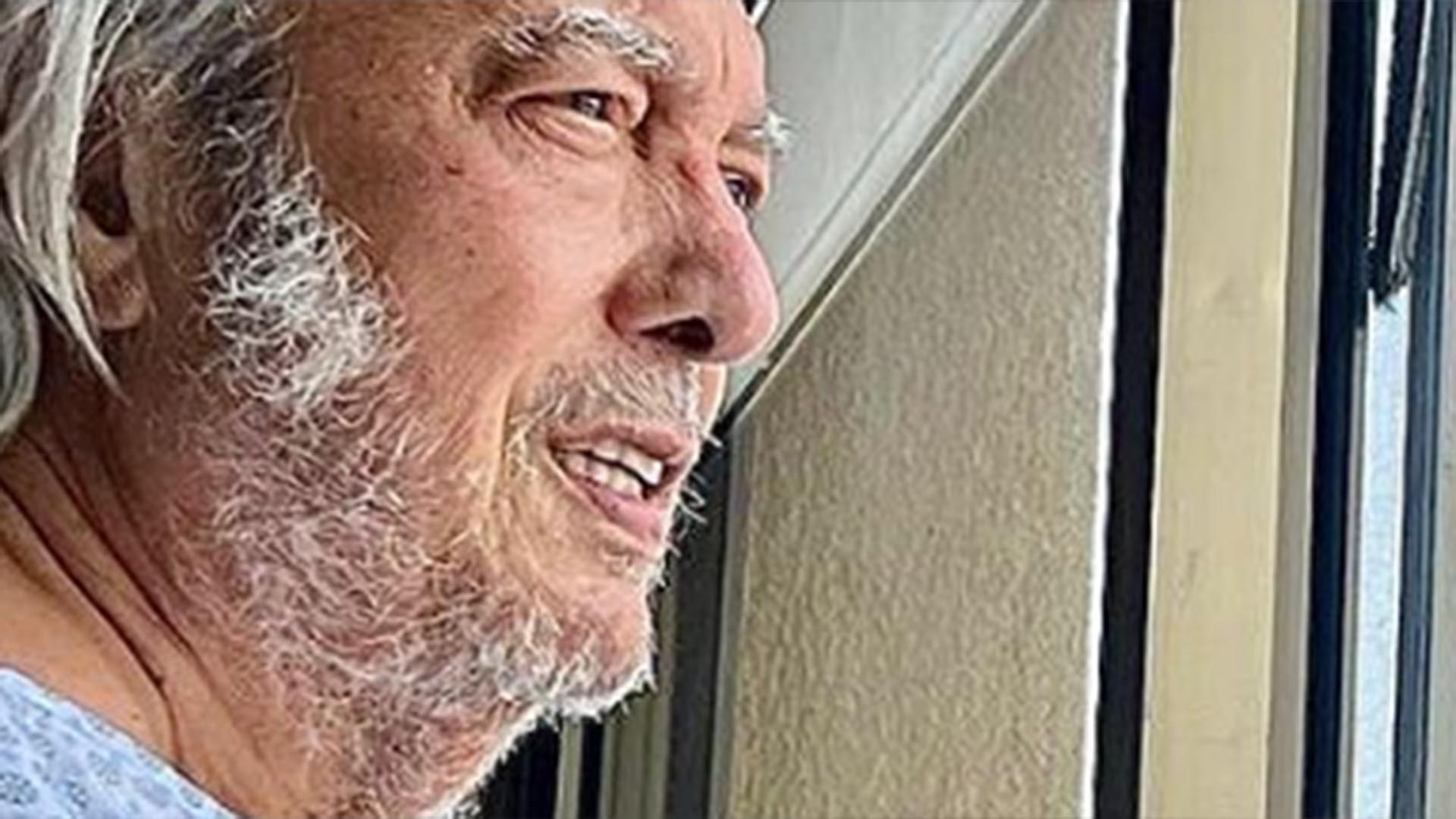 Erasmo Carlos surge em foto no hospital após notícia sobre sua saúde