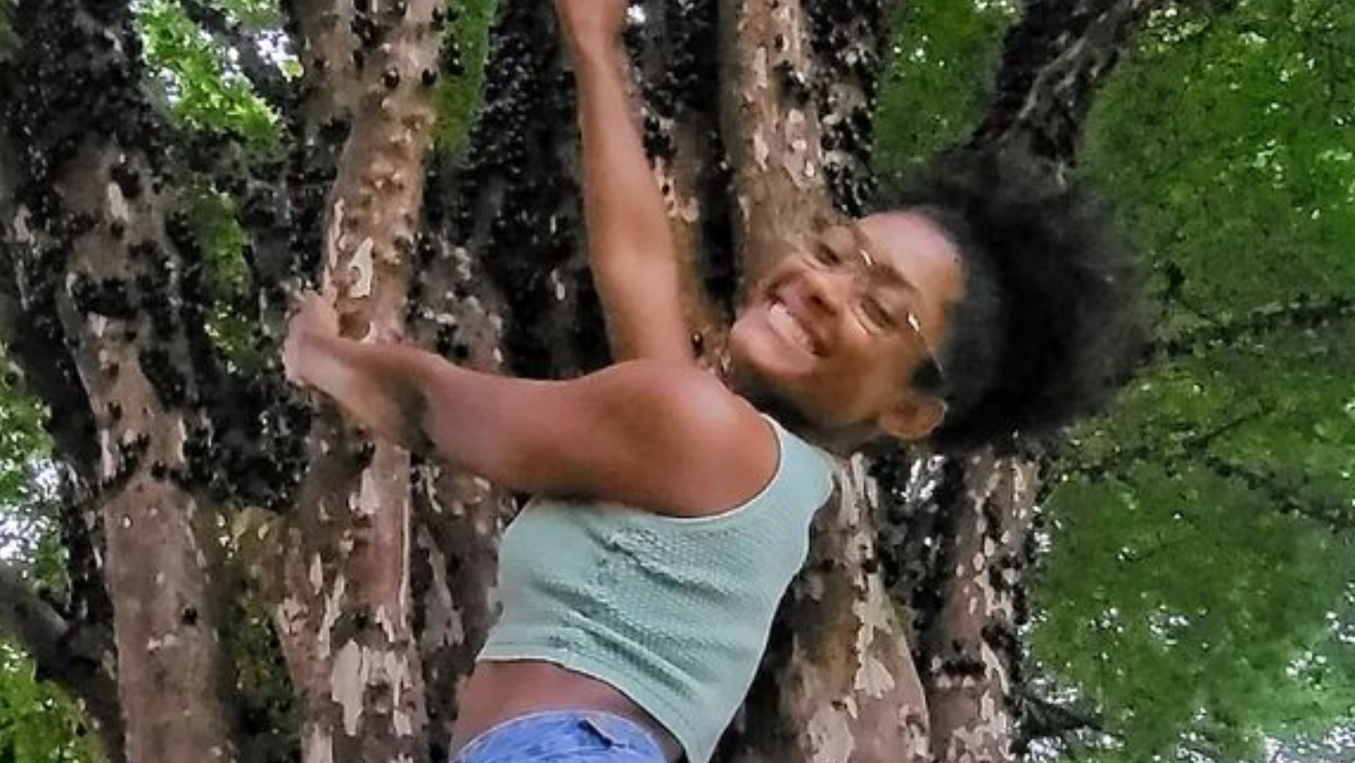 Erika Januza relembra infância ao posar em pé de jabuticaba: ”Muita saudade”