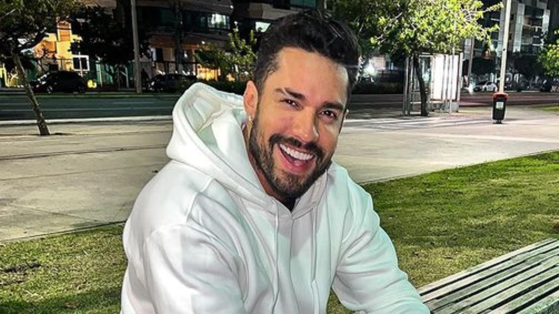 Ex-BBB Bil Araújo impressiona ao mostrar foto de antes da harmonização facial: ‘Eu era muito feio’