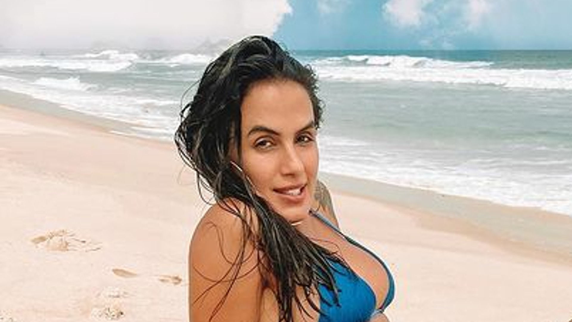 Ex-BBB Carol Peixinho exibe corpaço e renova bronzeado no Rio de Janeiro