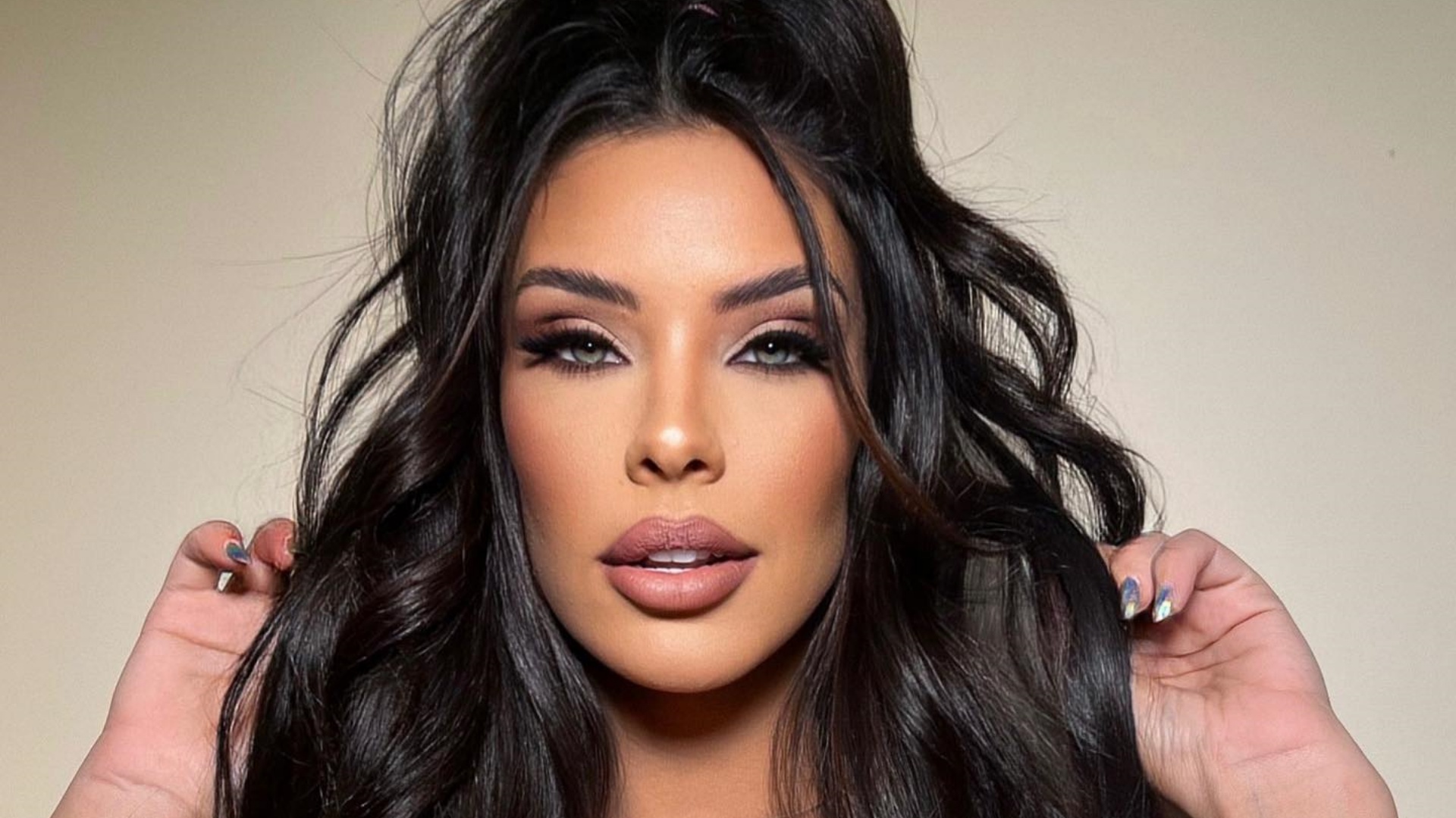Ex-BBB Ivy Moraes chama atenção ao apostar em look com decote ousado: “Maravilhosa”