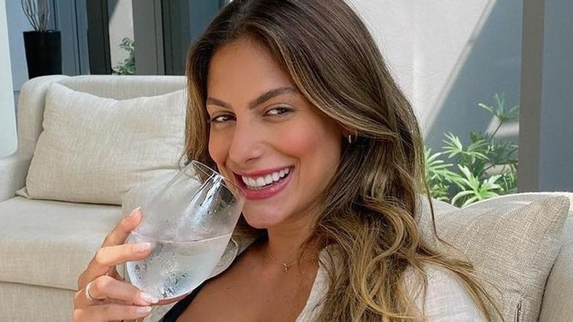 Ex-BBB Mari Gonzalez curte sol em piscina com vista para a praia no Rio de Janeiro