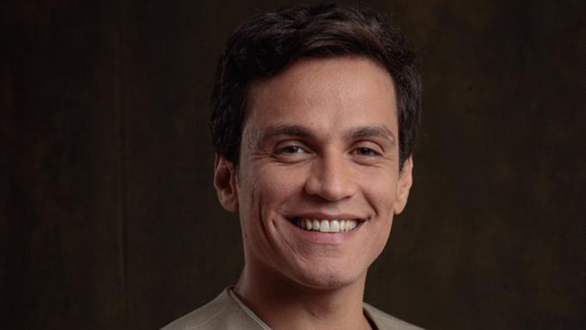 Ex-garçom, ator Tiago Marques comenta estreia em Reis: “Está sendo bem desafiador”