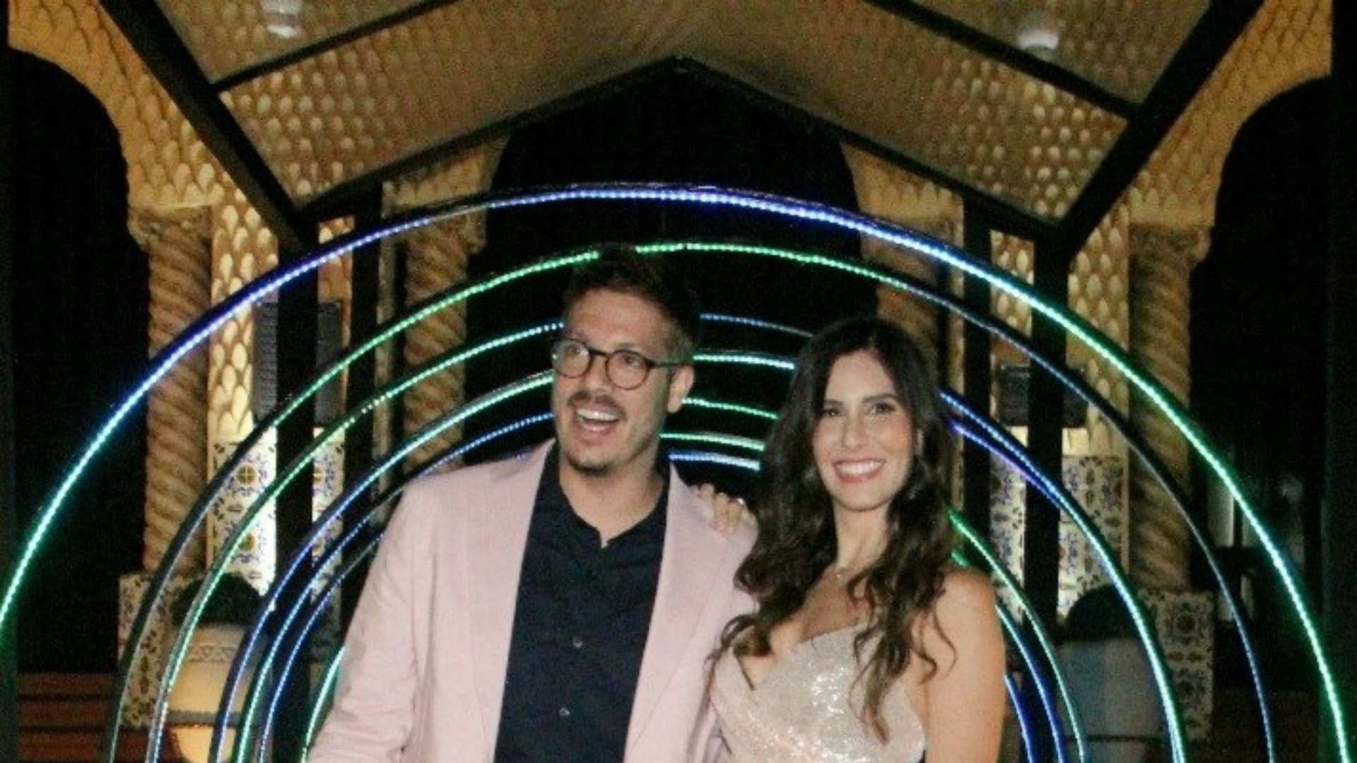 Fabio Porchat comemora cinco anos de casado no Rio de Janeiro e famosos comparecem