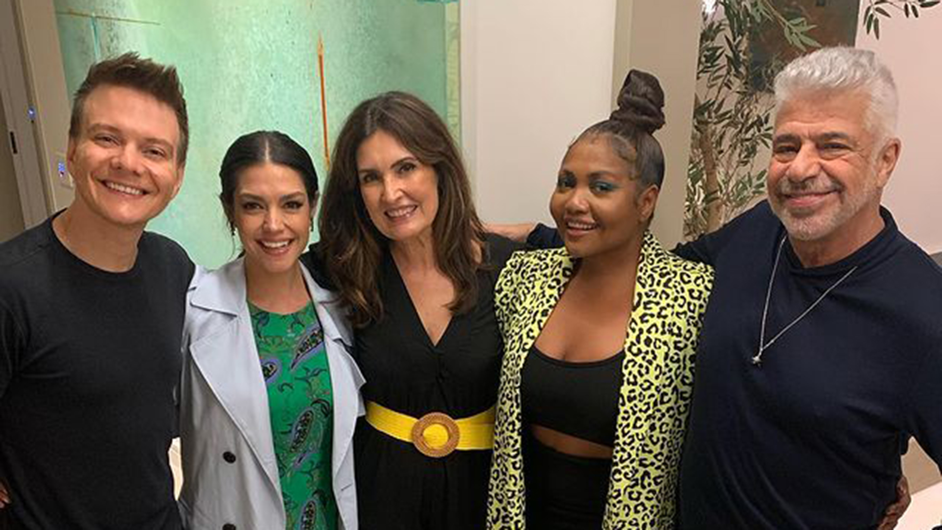Apresentadora Fátima Bernardes compartilha encontro com elenco do The Voice Brasil