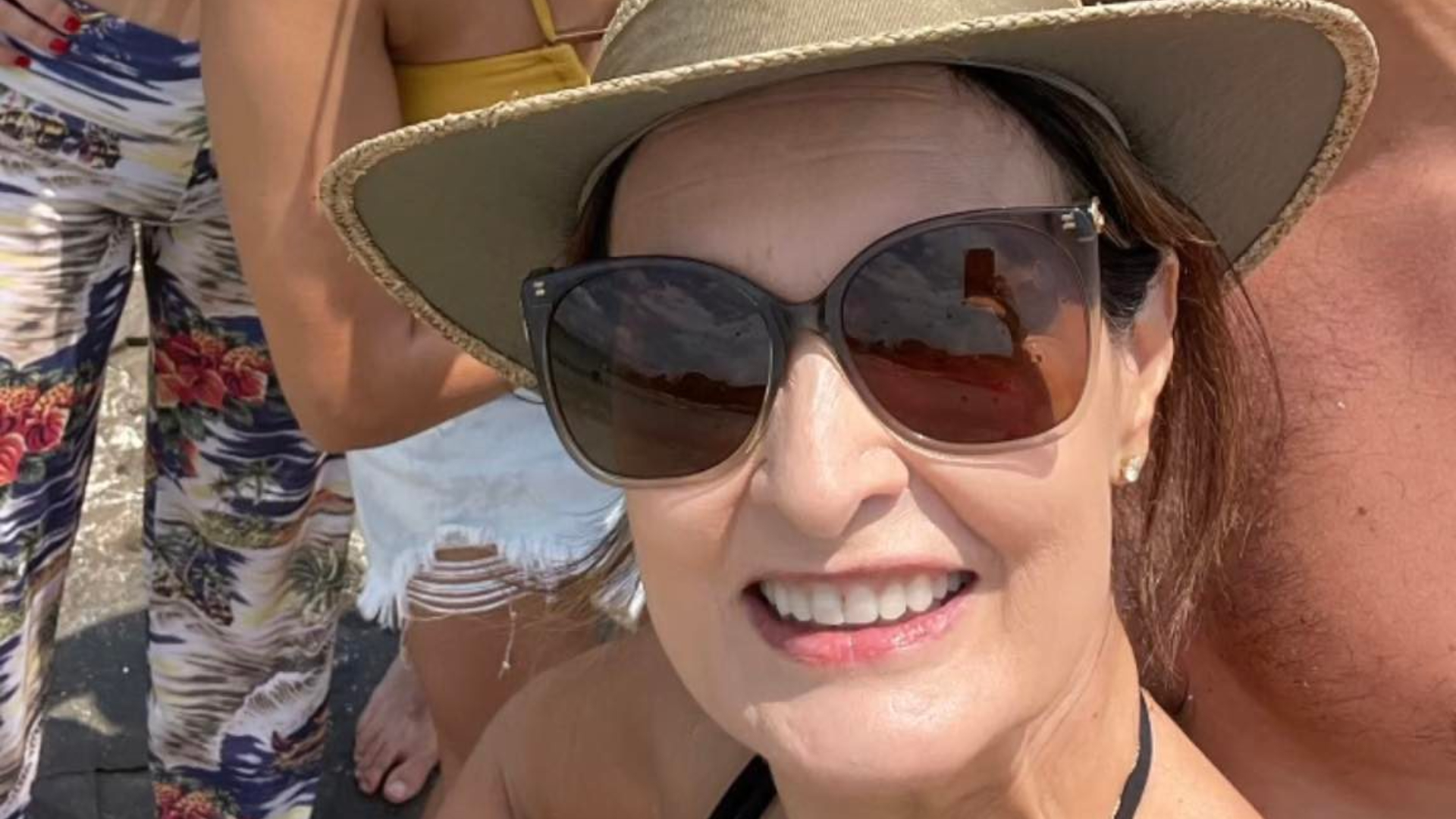 Fátima Bernardes aproveita dia de praia com os filhos e o namorado: ”Ele chegou”