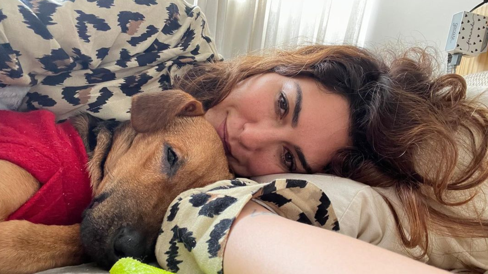 Fernanda Paes Leme aparece chorando após piora no estado de saúde de sua cachorra