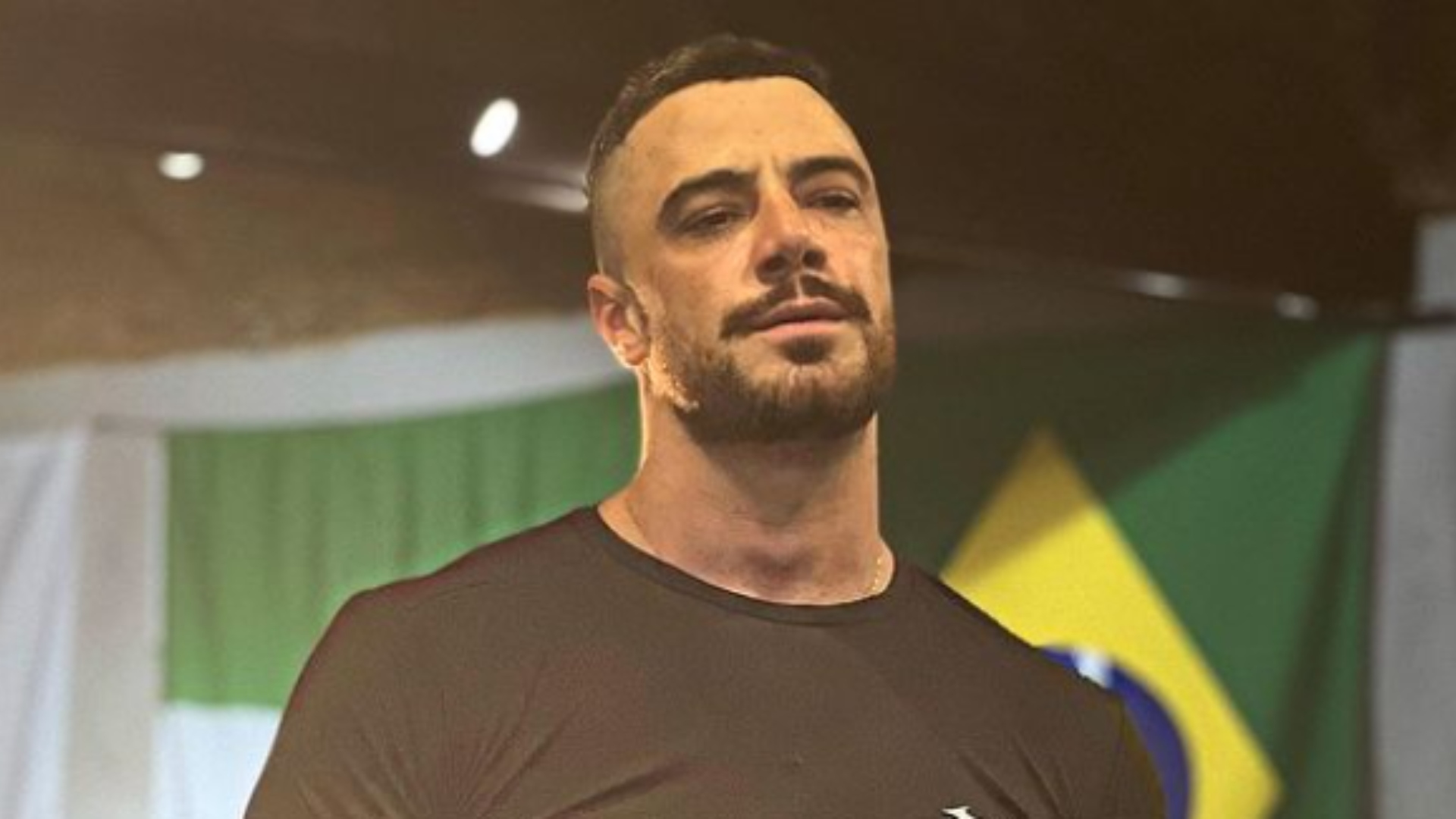 Felipe Titto deixa fãs chocados com tamanho do closet em vídeo