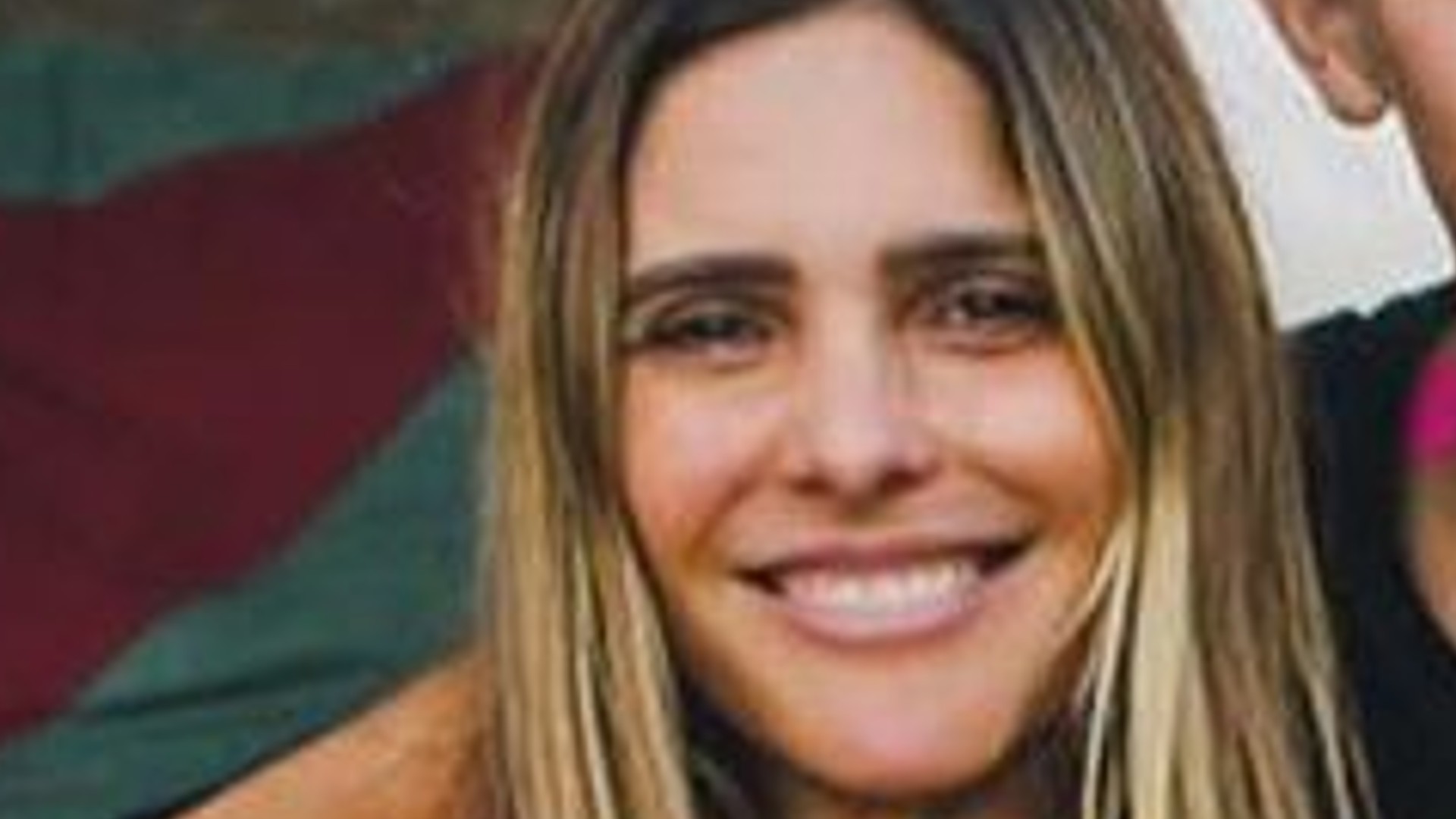 Fernanda Lima exibe foto inédita com os três filhos e o marido