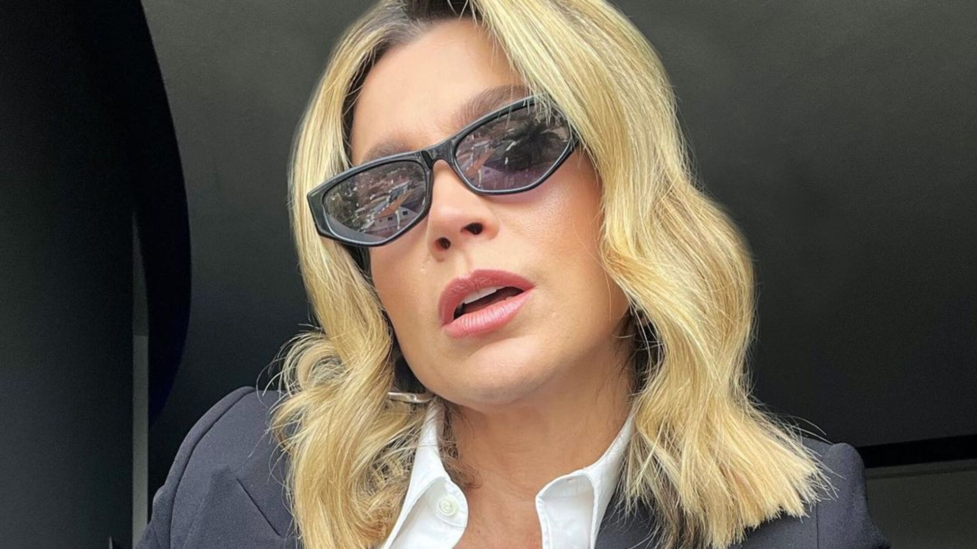 De camisa aberta, Flávia Alessandra arrasa com look estiloso ousado: ”Linda demais”