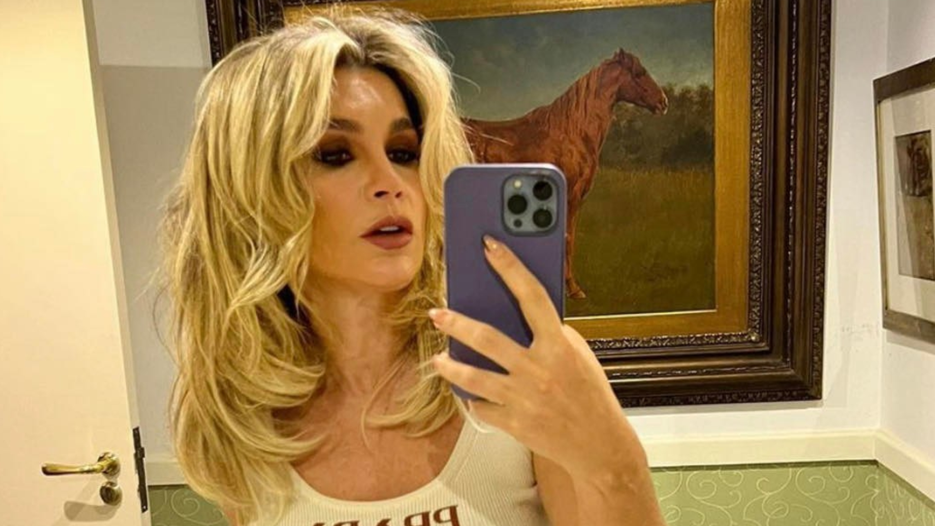 Flávia Alessandra sensualiza em fotos no espelho e impressiona: ”Sem defeitos”