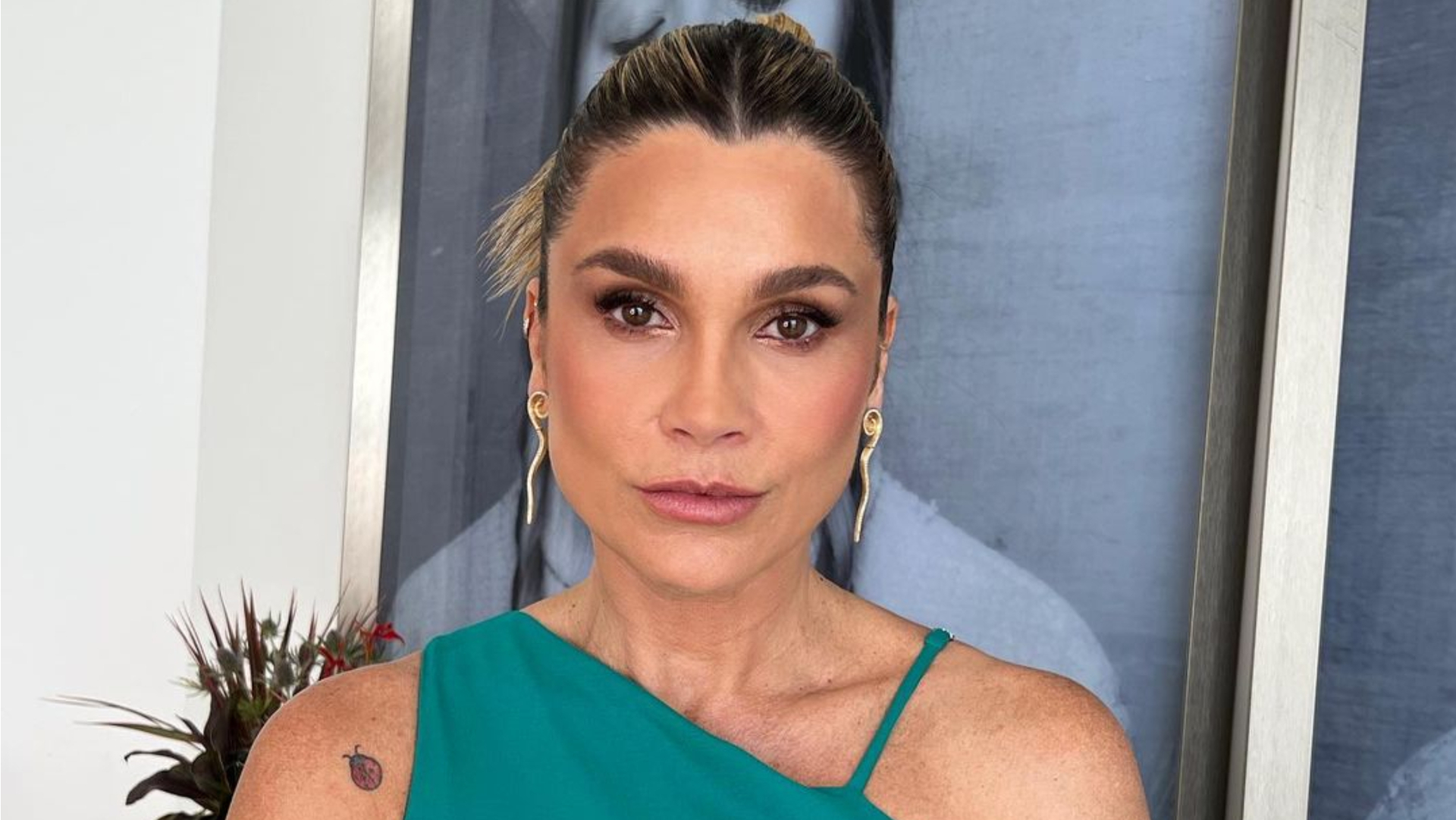 Com fenda no limite, Flávia Alessandra arranca suspiros ao deixar corpaço à mostra: ”Perfeita demais”