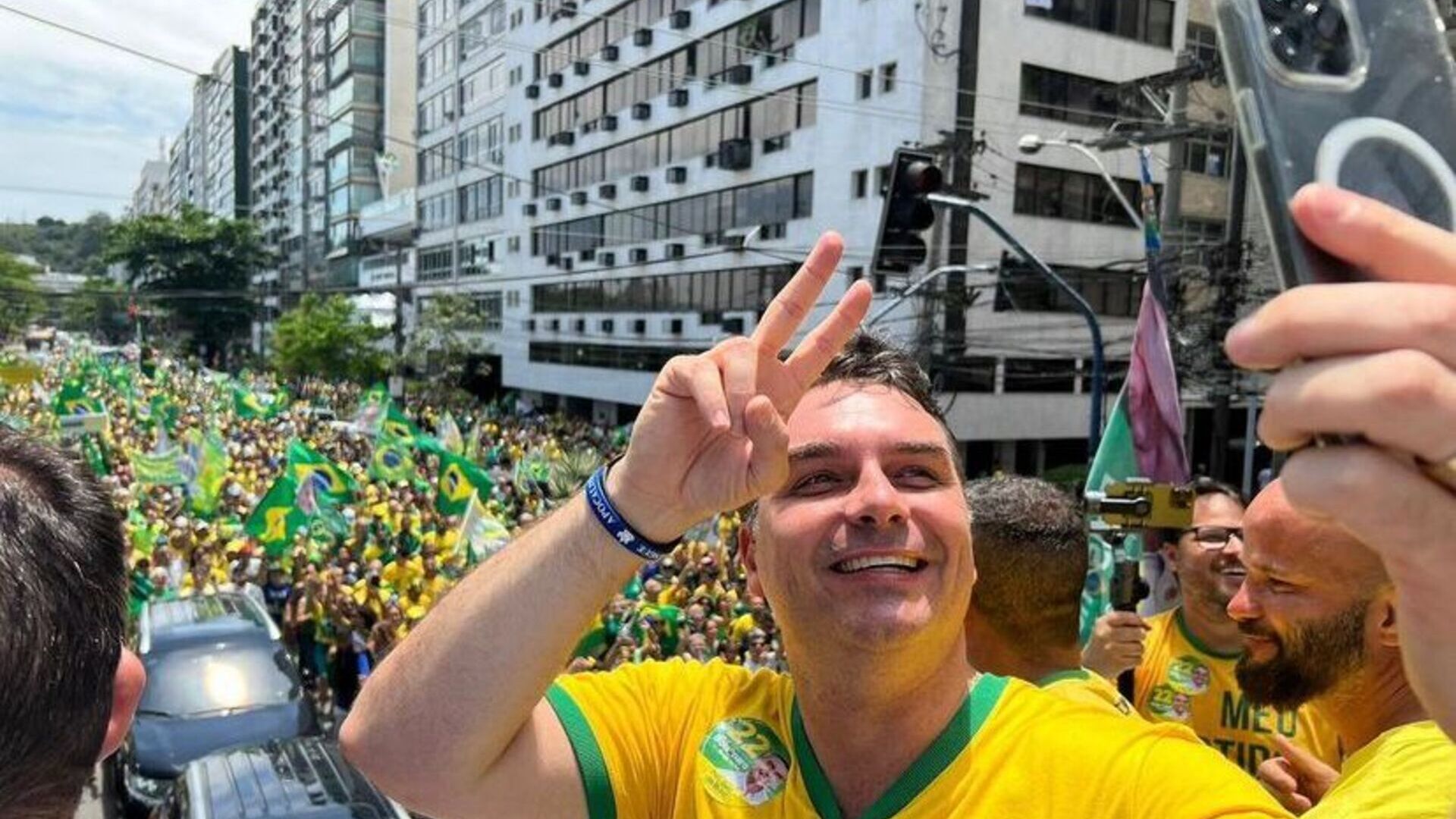 Flávio Bolsonaro se manifesta pela primeira vez após a derrota do pai