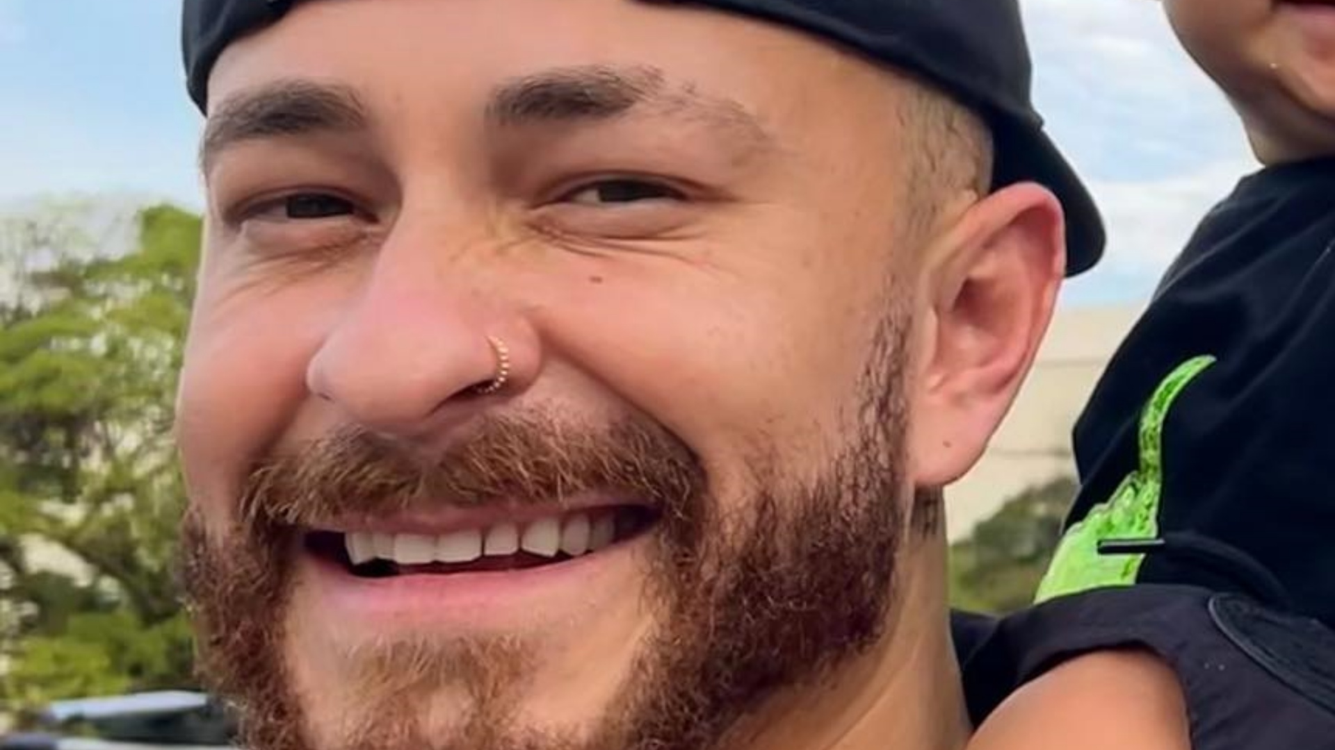 Fred encanta ao combinar look com o filho durante passeio: “Fofo demais”