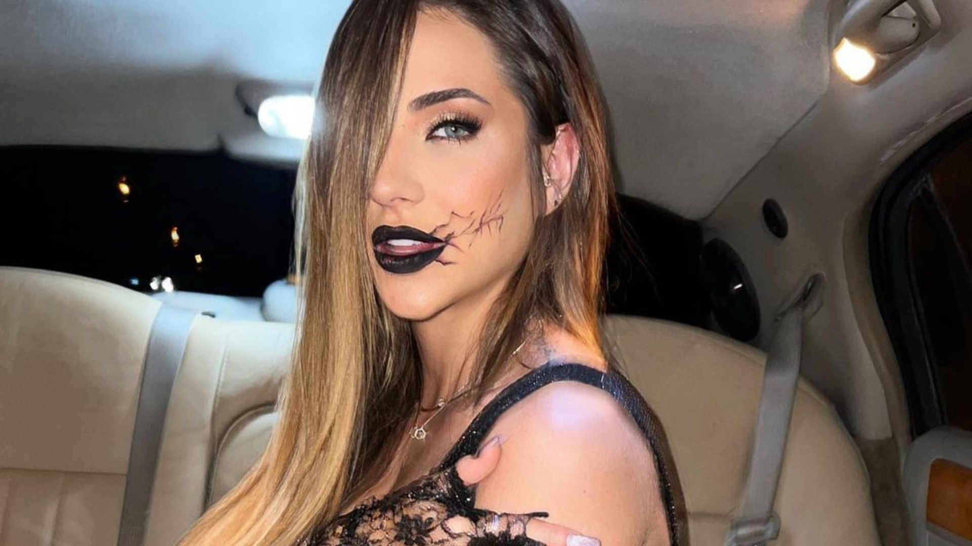 Gabi Martins usa look sexy de Halloween para show em Foz do Iguaçu: “Beleza Pura”