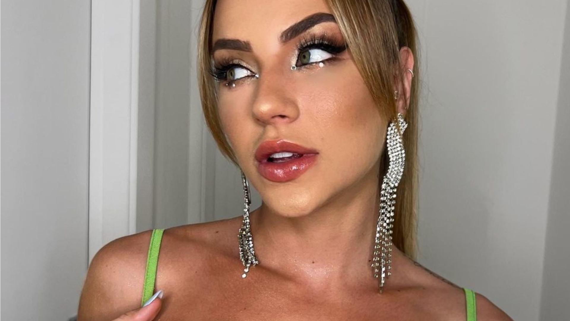 De look justíssimo, Gabi Martins exibe corpaço absurdo e decote saltando: ”Gata”