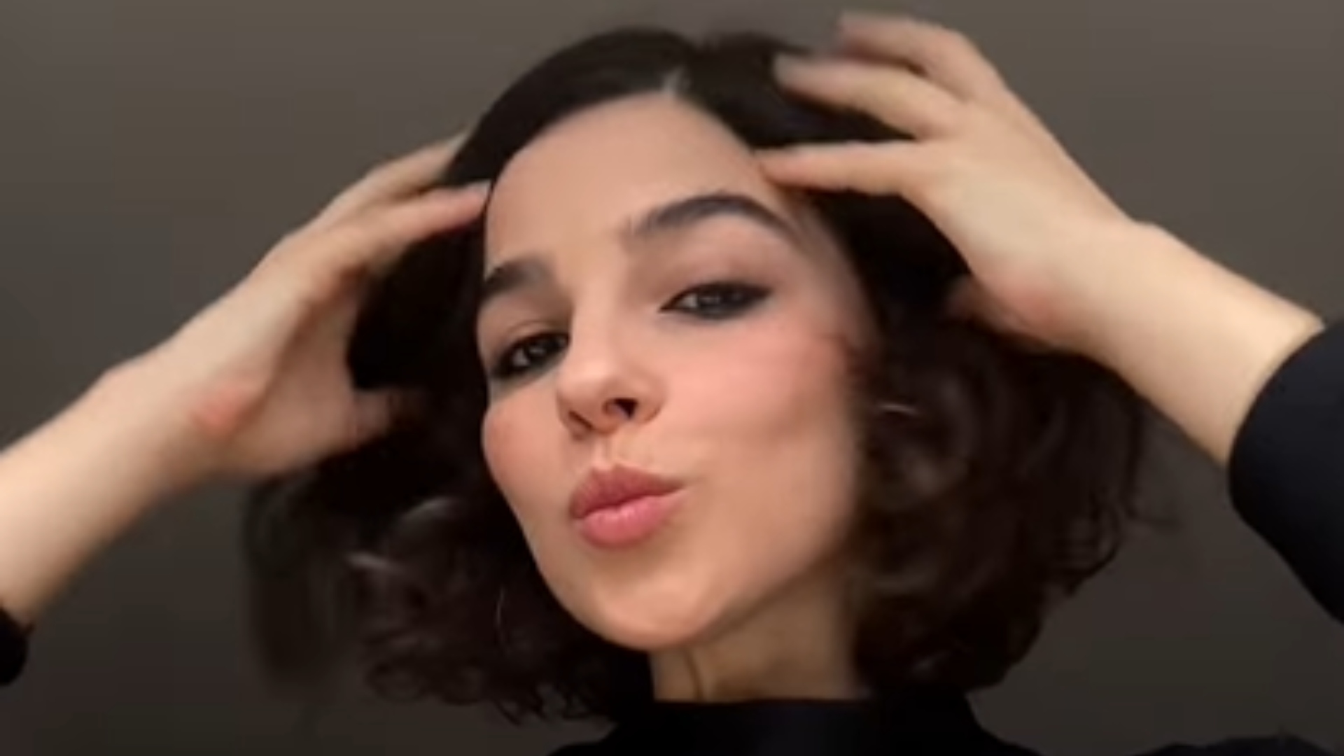 Atriz Gabriela Medvedovski compartilha volumão de seu cabelo e fãs enchem comentários de elogios