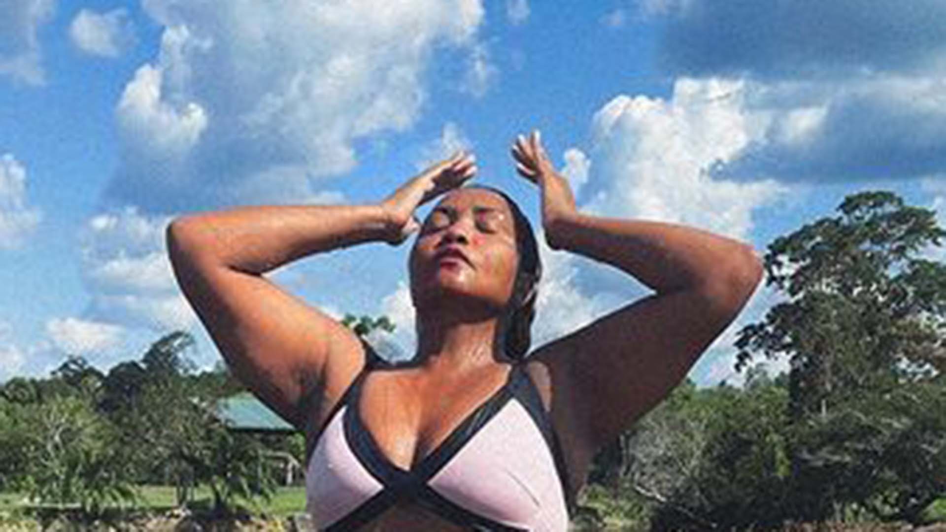 Gaby Amarantos exibe corpaço ao usar maiô com recortes estratégicos