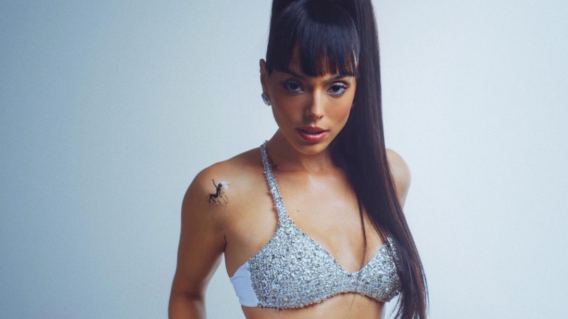 Giovanna Lancellotti exibe barriguinha definida ao posar com calça cintura baixa: “Uma gata”