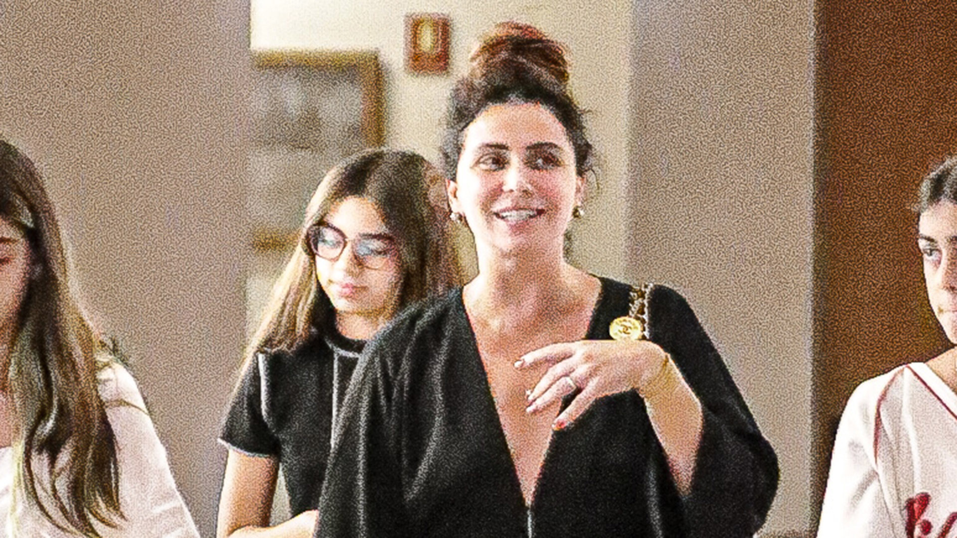Giovanna Antonelli curte passeio com as filhas gêmeas em momento de folga