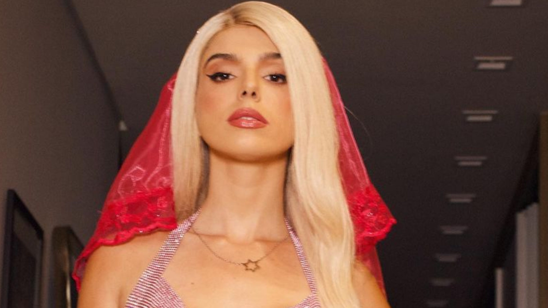 Loira, Giovanna Lancellotti dispensa sutiã e causa ao se fantasiar de Paris Hilton: ”Perfeita”
