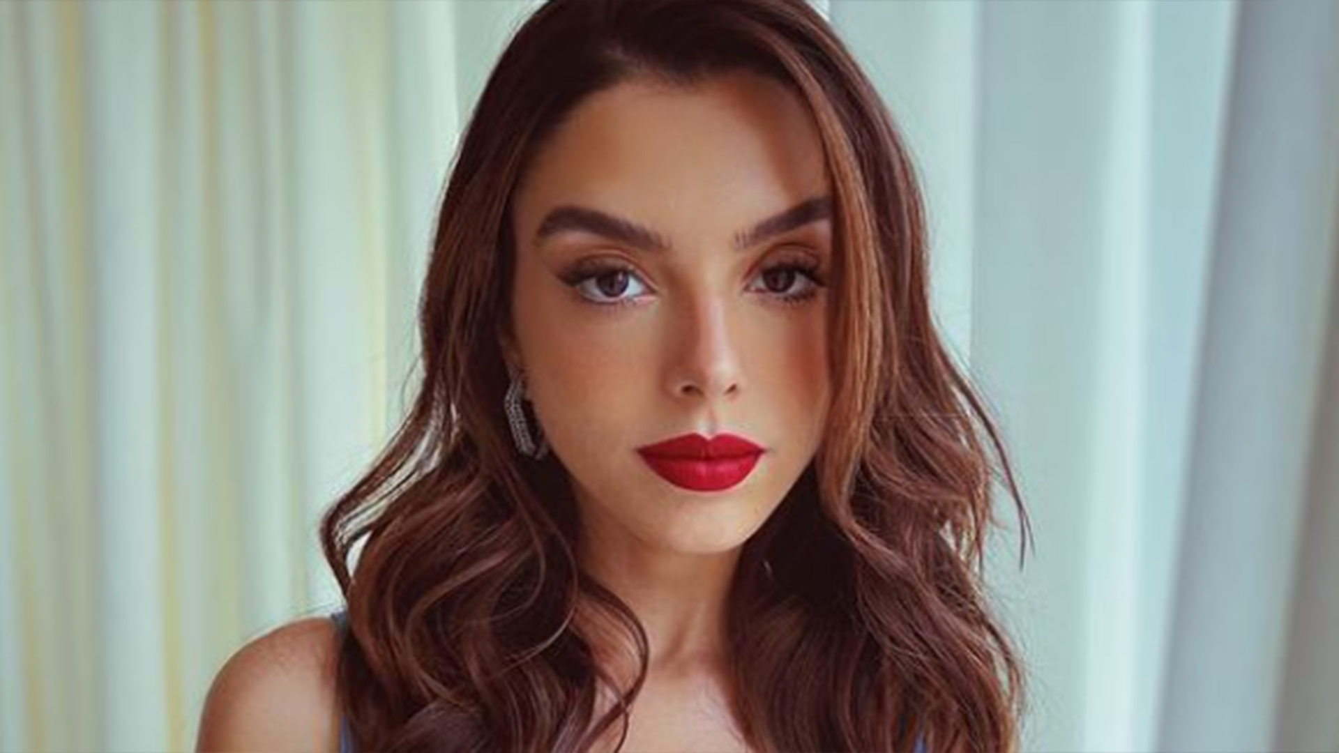 Giovanna Lancellotti ostenta decote poderoso em novas fotos